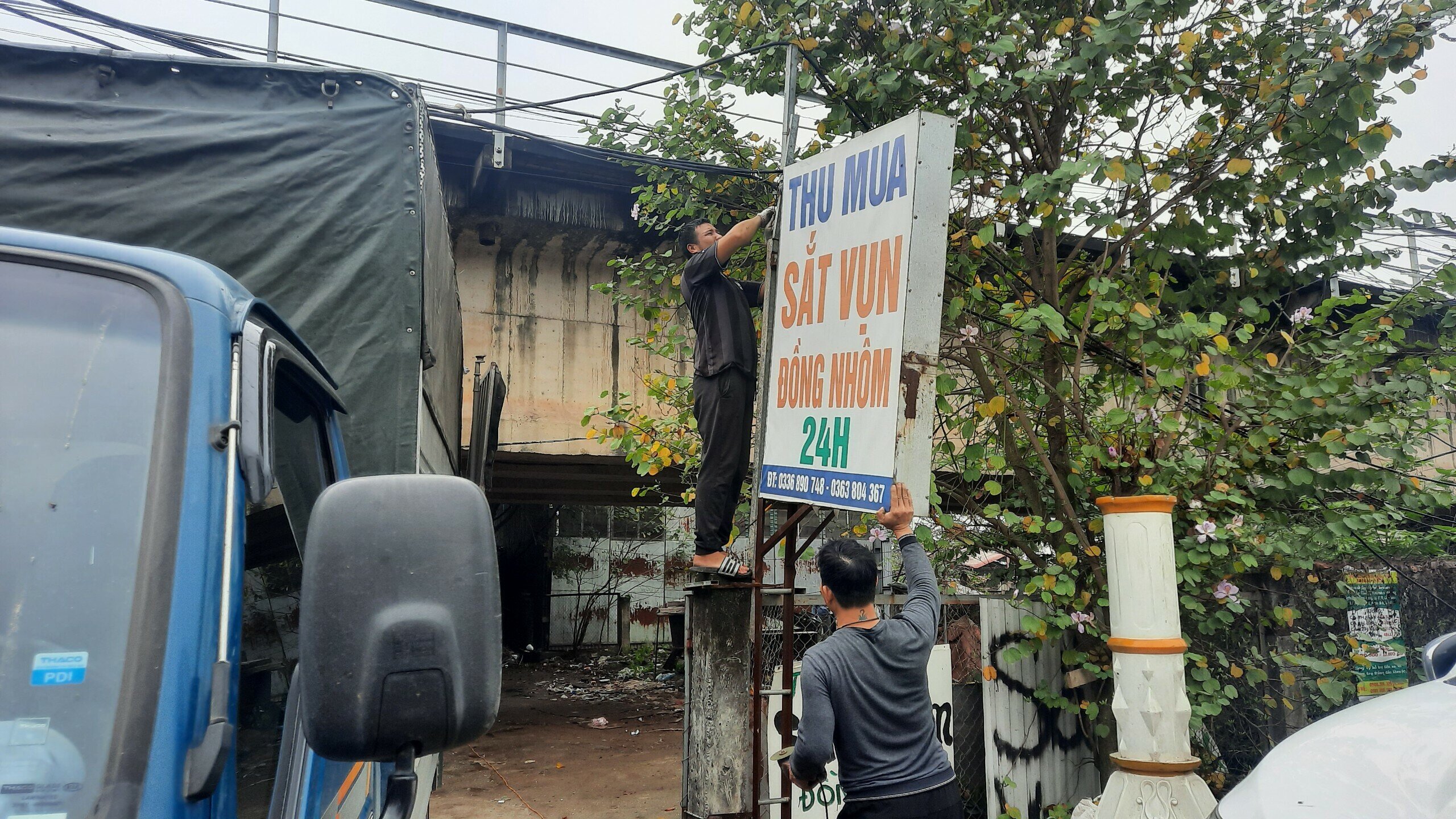 Trước khi tiến h&agrave;nh th&aacute;o dỡ, nhiều c&aacute; nh&acirc;n dựng l&aacute;n xưởng, biển quảng c&aacute;o tr&aacute;i ph&eacute;p tại đ&acirc;y đ&atilde; xin tự th&aacute;o dỡ.