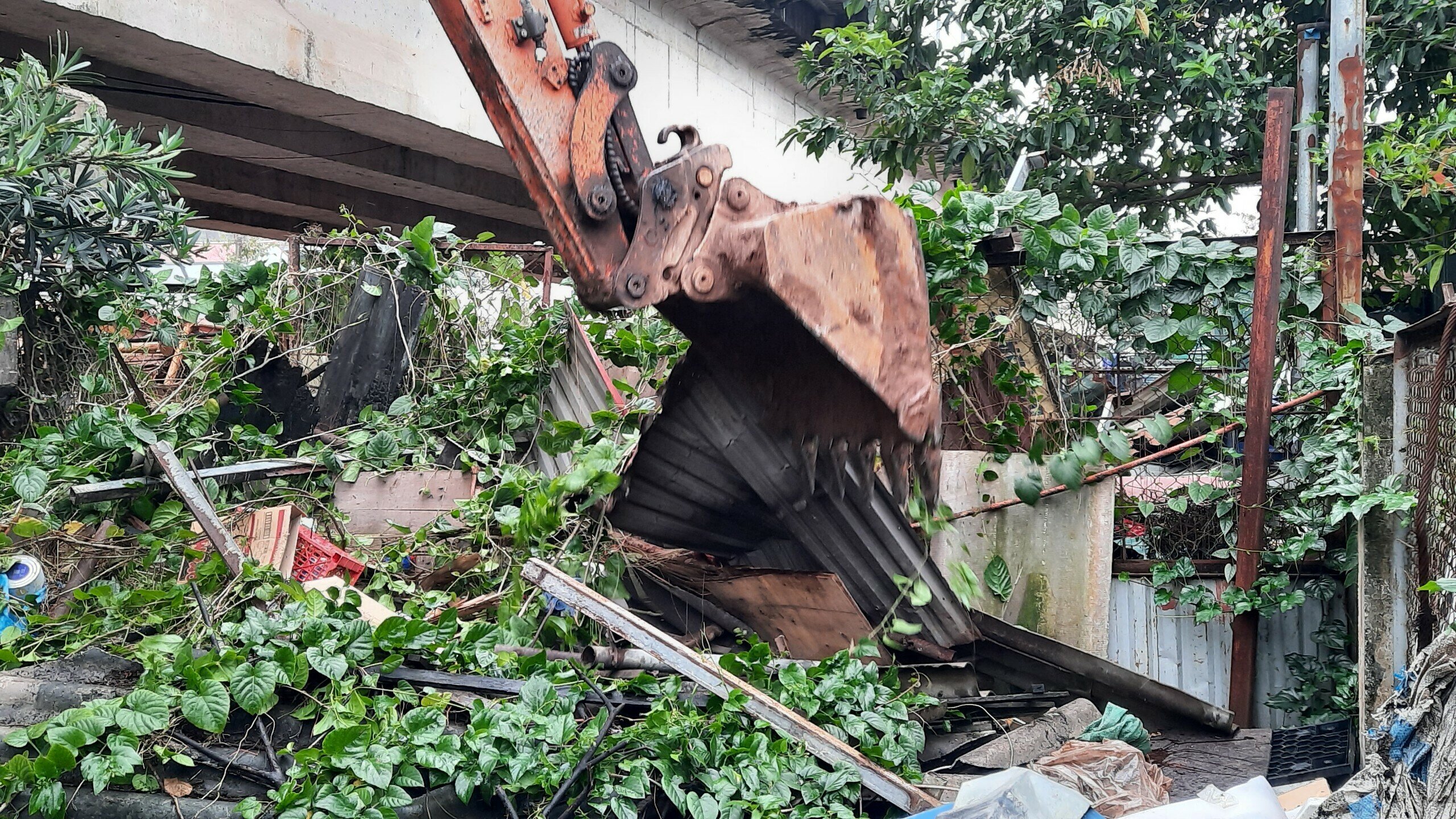 Những c&aacute; nh&acirc;n n&agrave;o kh&ocirc;ng tự th&aacute;o dỡ th&igrave; lực lượng li&ecirc;n ng&agrave;nh sẽ tiến h&agrave;nh th&aacute;o dỡ bằng m&aacute;y cẩu chuy&ecirc;n dụng.