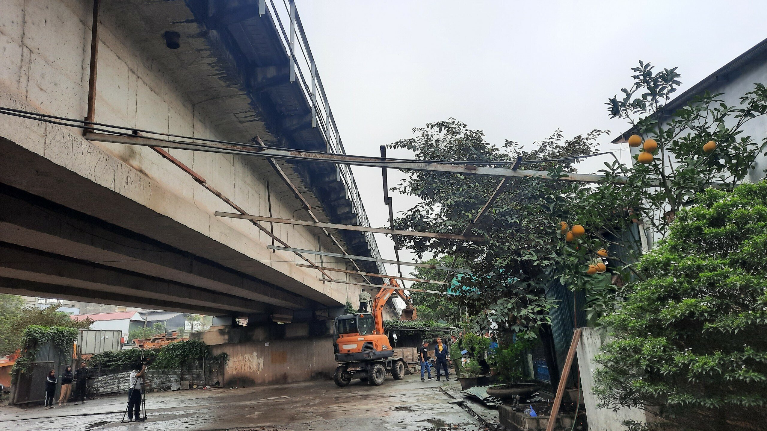 C&oacute; những c&aacute; nh&acirc;n đ&atilde; tự &yacute; h&agrave;n khung sắt v&agrave;o dầm đường sắt như thế n&agrave;y.