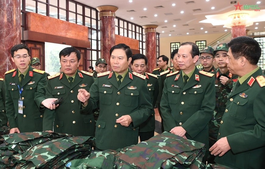 "Thay mặt Qu&acirc;n ủy Trung ương, Bộ Quốc ph&ograve;ng, t&ocirc;i ch&uacute;c c&aacute;c đồng ch&iacute; mạnh khỏe, ho&agrave;n th&agrave;nh xuất sắc nhiệm vụ Đảng, Nh&agrave; nước, Qu&acirc;n đội v&agrave; nhận d&acirc;n tin tưởng giao ph&oacute;", Thượng tướng Nguyễn T&acirc;n Cương n&oacute;i.