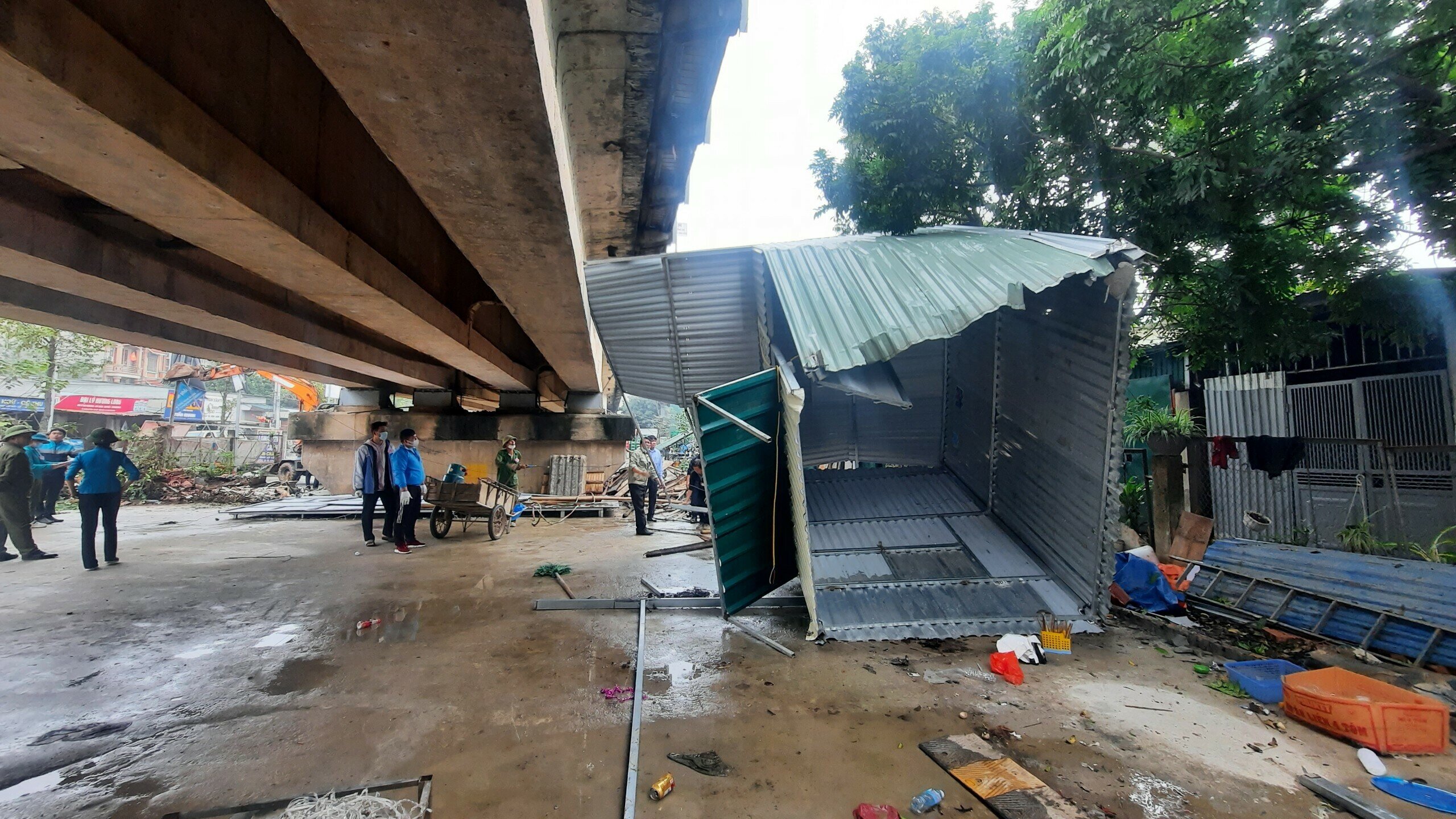 Nhiều nh&agrave; dựng bằng t&ocirc;n v&agrave; sắt đ&atilde; bị lực lượng th&aacute;o dỡ.