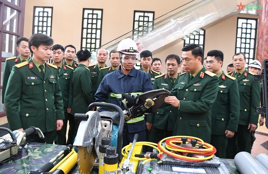 Theo Thượng tướng Nguyễn T&acirc;n Cương, hiện nay tại Việt Nam kh&ocirc;ng c&oacute; chuyến bay thẳng sang Thổ Nhĩ Kỳ. Do đ&oacute;, ch&uacute;ng ta đang khẩn trương li&ecirc;n hệ với Thổ Nhĩ Kỳ, t&iacute;ch cực phối hợp, trao đổi th&ocirc;ng tin với Đại sứ qu&aacute;n Thổ Nhĩ Kỳ tại Việt Nam, Đại sứ qu&aacute;n Việt Nam tại Thổ Nhĩ Kỳ để bố tr&iacute; chuyến bay đưa lực lượng Qu&acirc;n đội của Việt Nam sang tham gia khắc phục hậu quả động đất sớm nhất c&oacute; thể, dự kiến muộn nhất trong đ&ecirc;m 12/2/2023.