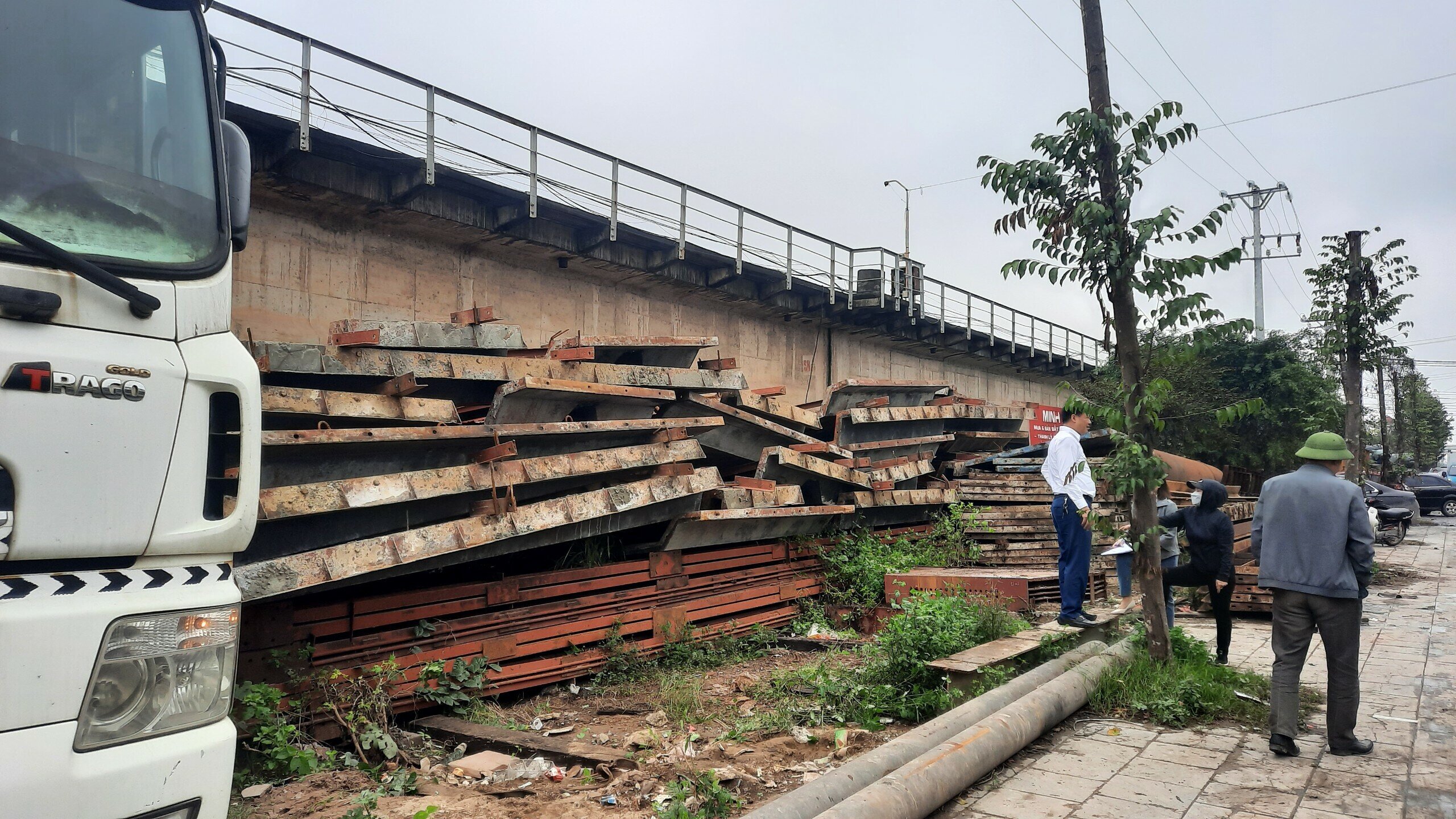 Những b&atilde;i tập kết vật liệu x&acirc;y dựng, gi&agrave;n gi&aacute;o c&ocirc;ng tr&igrave;nh lớn đ&atilde; bị lực lượng li&ecirc;n ng&agrave;nh lập bi&ecirc;n bản v&agrave; y&ecirc;u cầu cam kết tự di chuyển trong ng&agrave;y 11/2.
