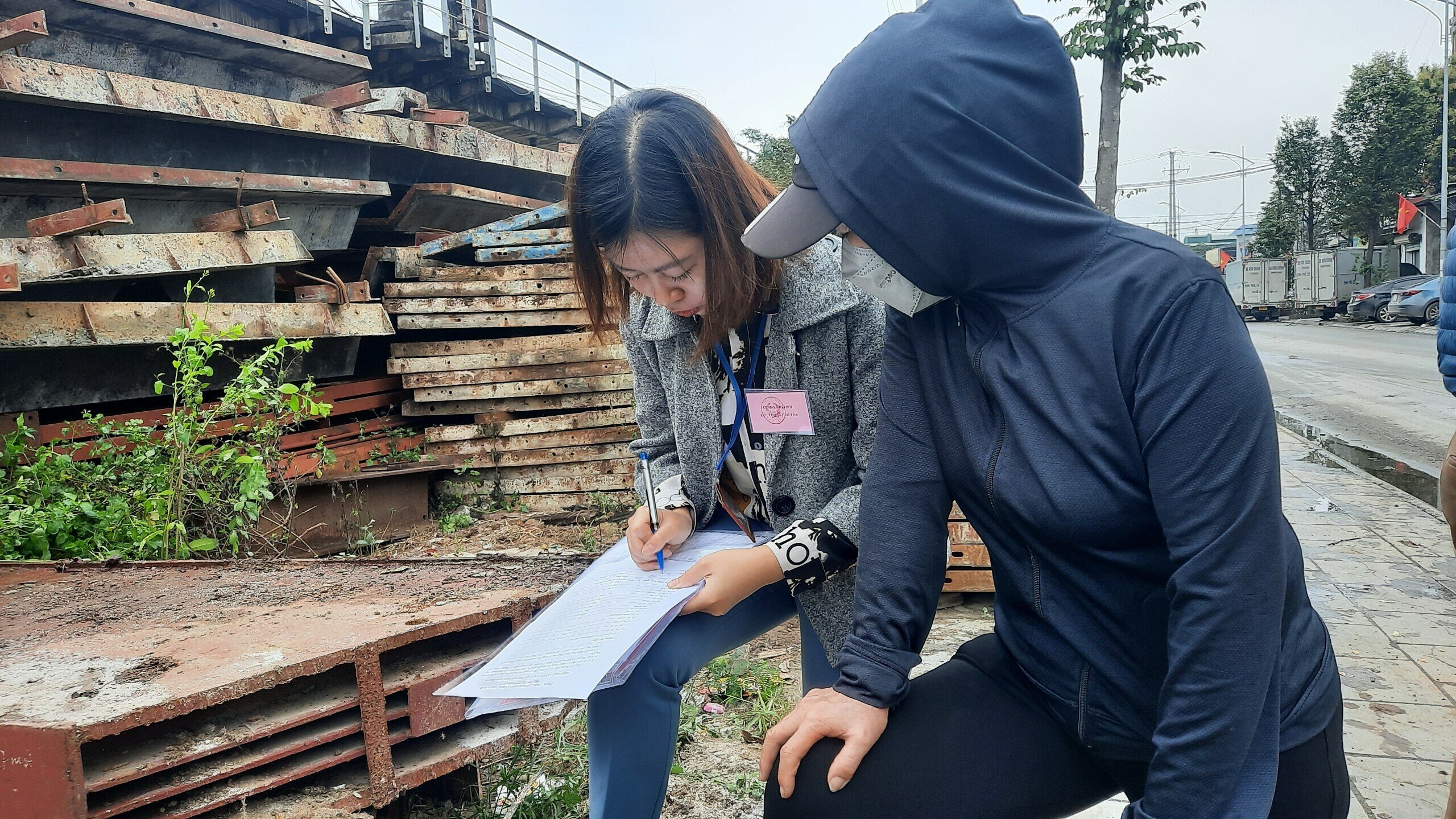 Khi PV hỏi chủ một b&atilde;i tập kết khung sắt, gi&agrave;n gi&aacute;o x&acirc;y dựng tại đ&acirc;y th&igrave; người n&agrave;y cho biết, để được sử dụng diện t&iacute;ch dưới gầm cầu n&agrave;y th&igrave; họ đ&atilde; phải bỏ tiền ra thu&ecirc; một người t&ecirc;n l&agrave; T., với gi&aacute; 6 triệu đồng/th&aacute;ng.