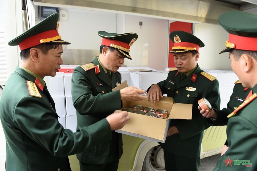 Tổng cục Hậu cần được giao chuẩn bị 10 tấn lương kh&ocirc;, mỳ t&ocirc;m gi&uacute;p nh&acirc;n d&acirc;n Thổ Nhĩ Kỳ; chuẩn bị tốt phương tiện vận chuyển h&agrave;ng h&oacute;a, trang bị (khoảng 30 tấn) của lực lượng đến s&acirc;n bay quốc tế Nội B&agrave;i.