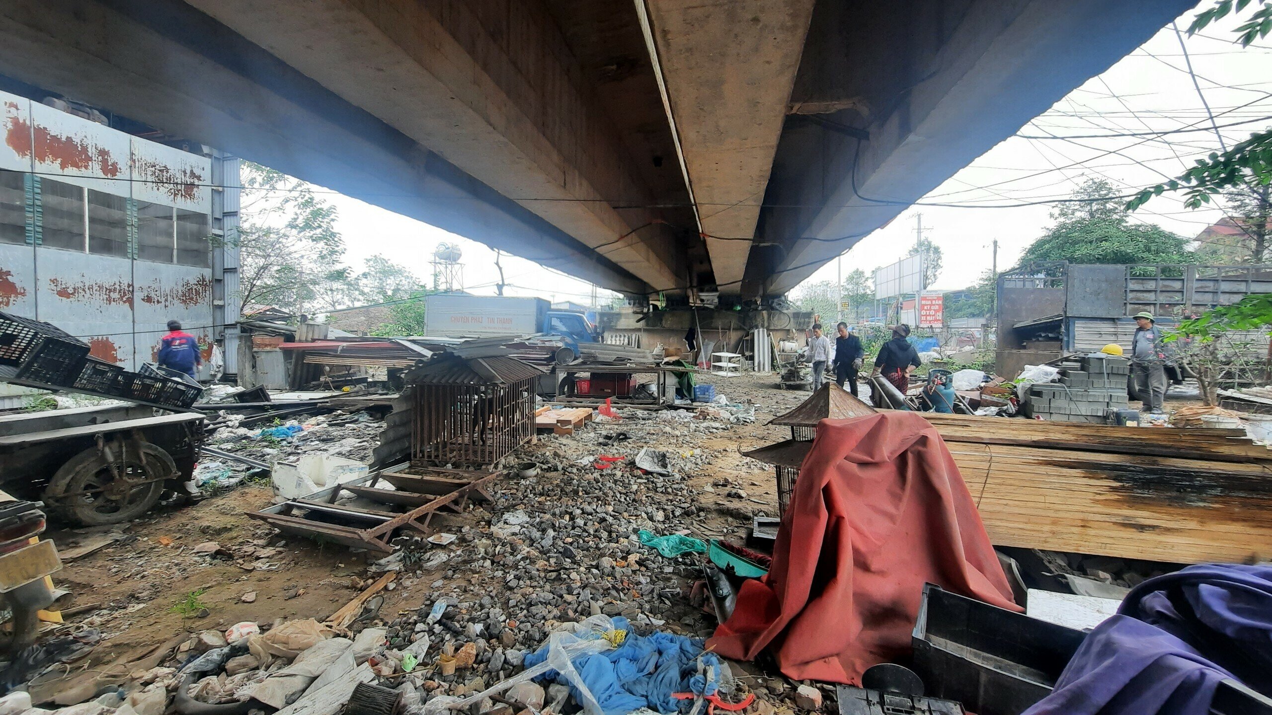 Trong khi đ&oacute;, đại diện C&ocirc;ng ty Cổ phần Đường sắt H&agrave; Th&aacute;i - đơn vị quản l&yacute; tuyến đường sắt đi qua cầu Thăng Long khẳng định, đơn vị n&agrave;y kh&ocirc;ng hề cho bất kỳ c&aacute; nh&acirc;n, tổ chức n&agrave;o thu&ecirc; lại khu đất dưới gầm cầu đường sắt.