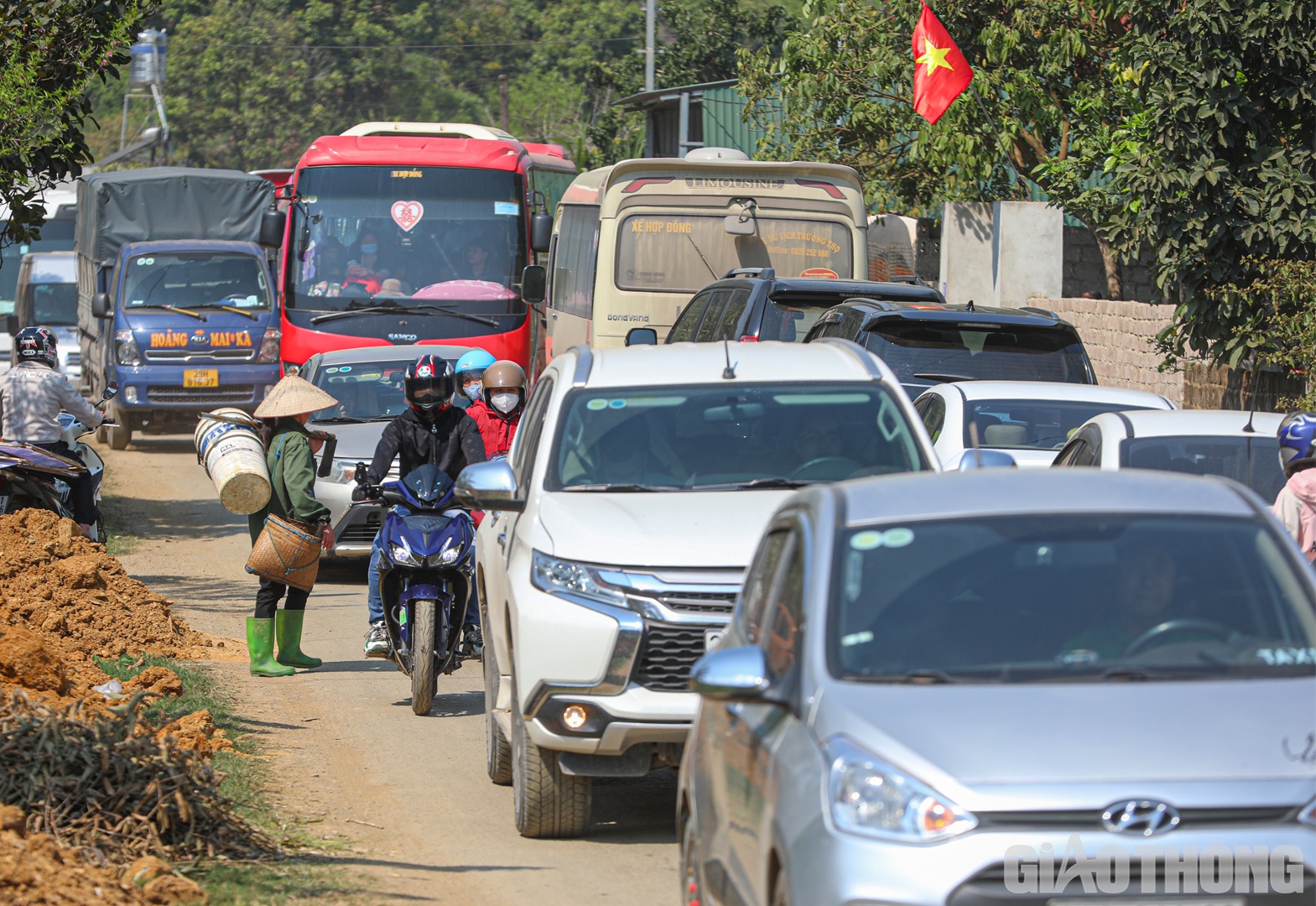Tuyến đường chỉ đủ cho 2 ô tô tránh nhau nhiều đoạn ùn ứ cục bộ do lượng phương tiện dồn về cùng một thời điểm.
