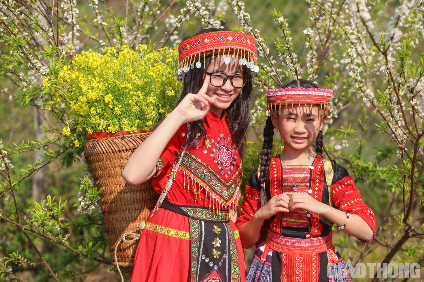 Tại đây có sẵn dịch vụ cho thuê trang phục với giá 30.000 đồng/bộ.