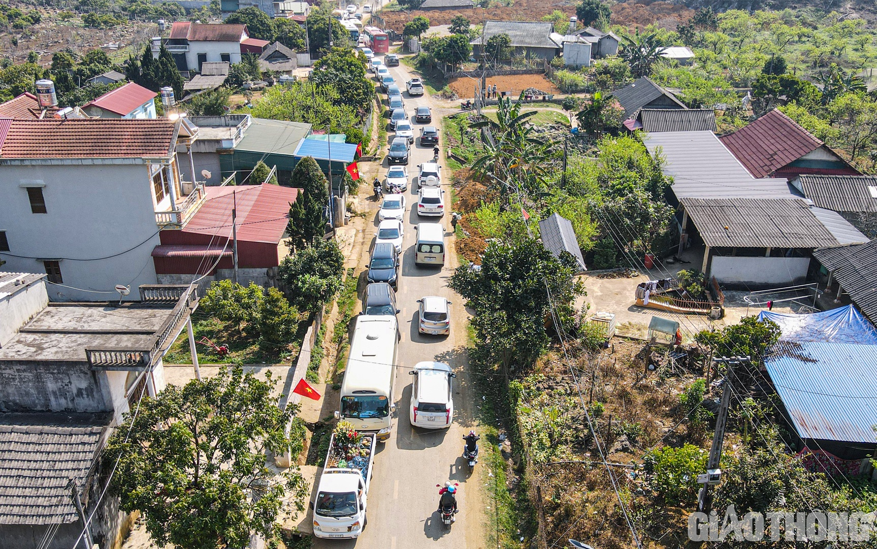 Dòng xe nối đuôi nhau vào thung lũng mận Nà Ka.