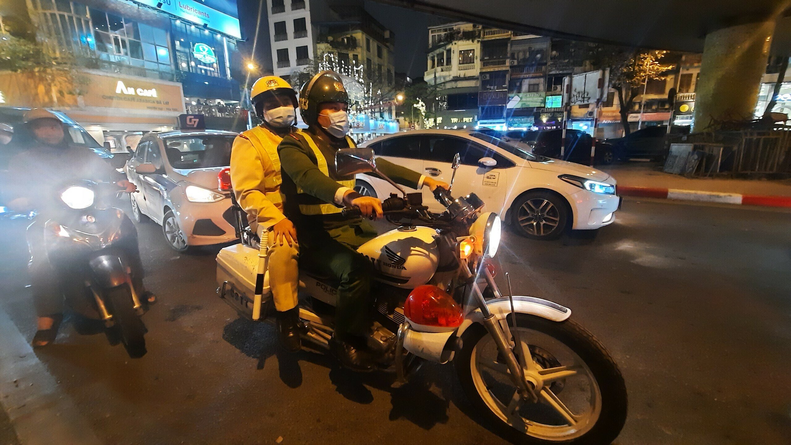 Tối 12/2, Tổ c&ocirc;ng t&aacute;c thuộc Đội CSGT - trật tự, C&ocirc;ng an quận Ho&agrave;n Kiếm, TP H&agrave; Nội đ&atilde; sử dụng m&ocirc; t&ocirc; đặc chủng tuần tra tr&ecirc;n đường, kiểm tra nồng độ cồn lưu động.