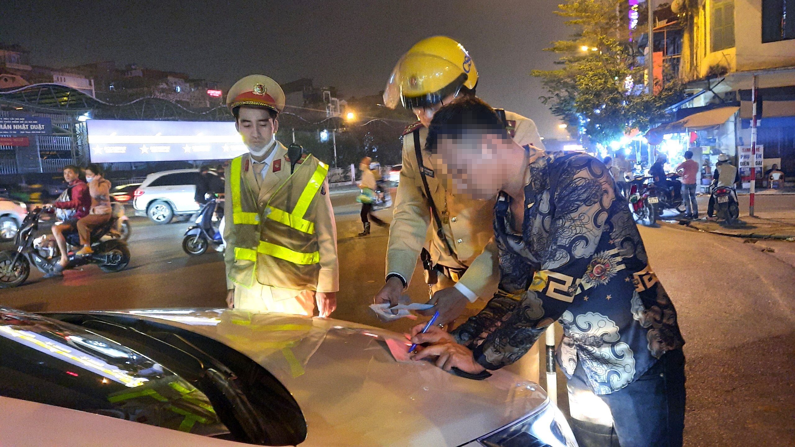 "Người kh&ocirc;ng uống bia biết l&aacute;i xe cũng ngồi tr&ecirc;n xe nhưng kh&ocirc;ng biết đường n&ecirc;n t&ocirc;i mới l&ecirc;n l&aacute;i, kh&ocirc;ng ngờ đến đ&acirc;y th&igrave; lực lượng CSGT dừng xe kiểm tra. Lần sau t&ocirc;i sẽ r&uacute;t kinh nghiệm, đ&atilde; uống th&igrave; nhất định kh&ocirc;ng l&aacute;i xe", anh H. t&acirc;m sự.