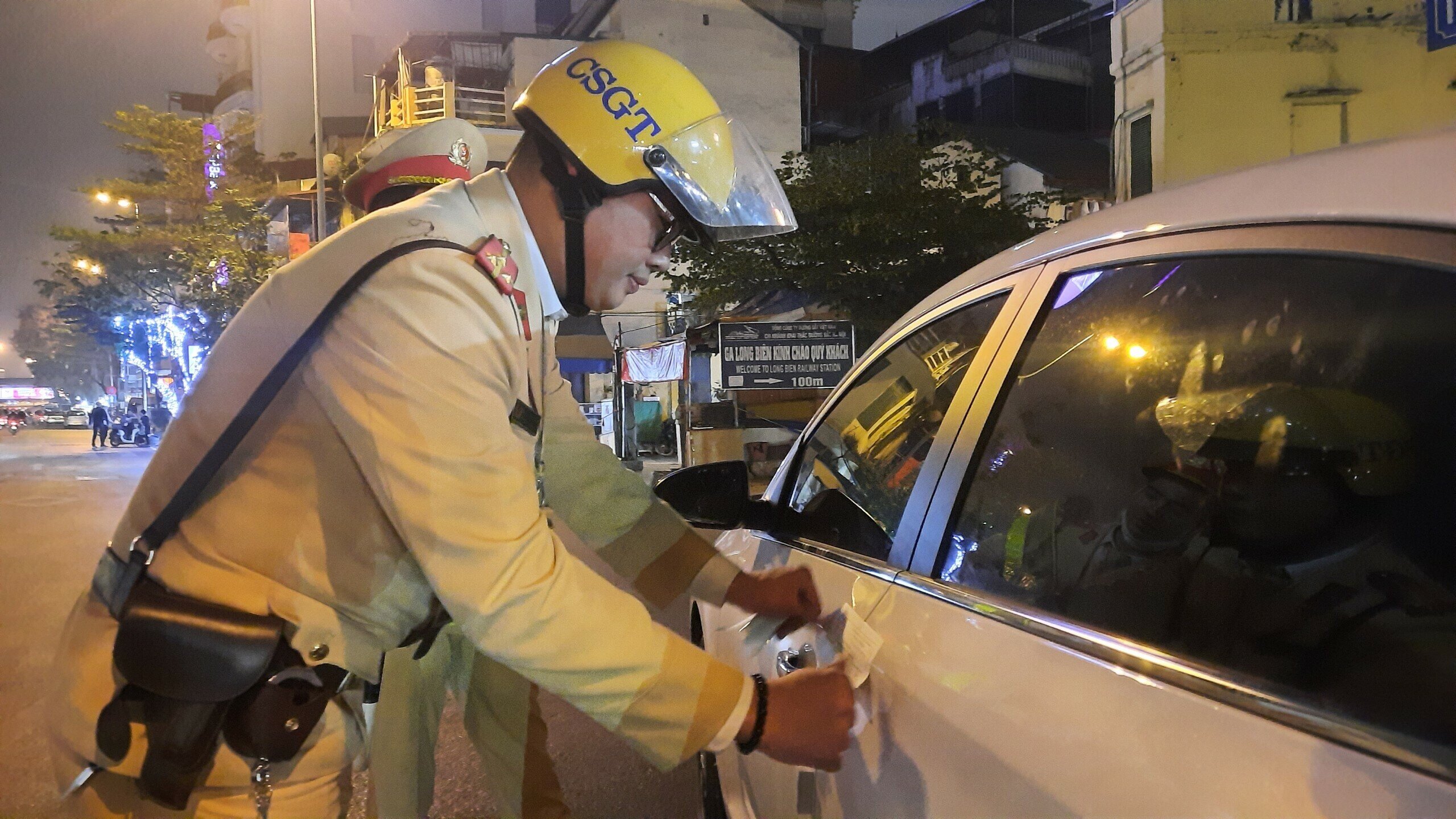 Sau khi bị CSGT ni&ecirc;m phong xe, t&agrave;i xế H. v&agrave; người tr&ecirc;n xe phải bắt taxi về nh&agrave;.
