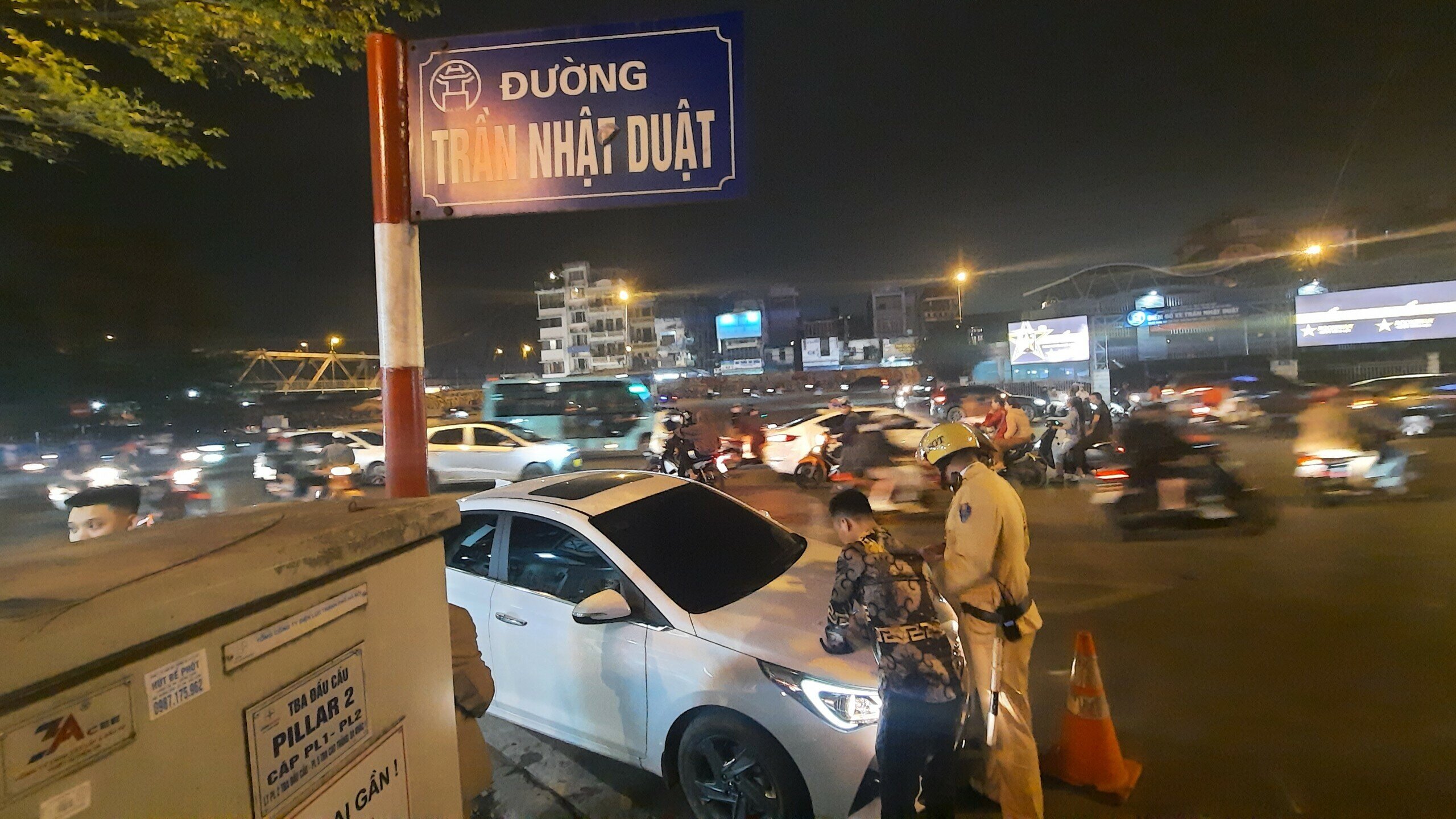 Cũng trong tối 12/2, Tổ c&ocirc;ng t&aacute;c của Đội CSGT số 1 (C&ocirc;ng an TP H&agrave; Nội) đ&atilde; ph&aacute;t hiện nhiều xe &ocirc; t&ocirc; vi phạm nồng độ cồn tr&ecirc;n đường Trần Nhật Duật.