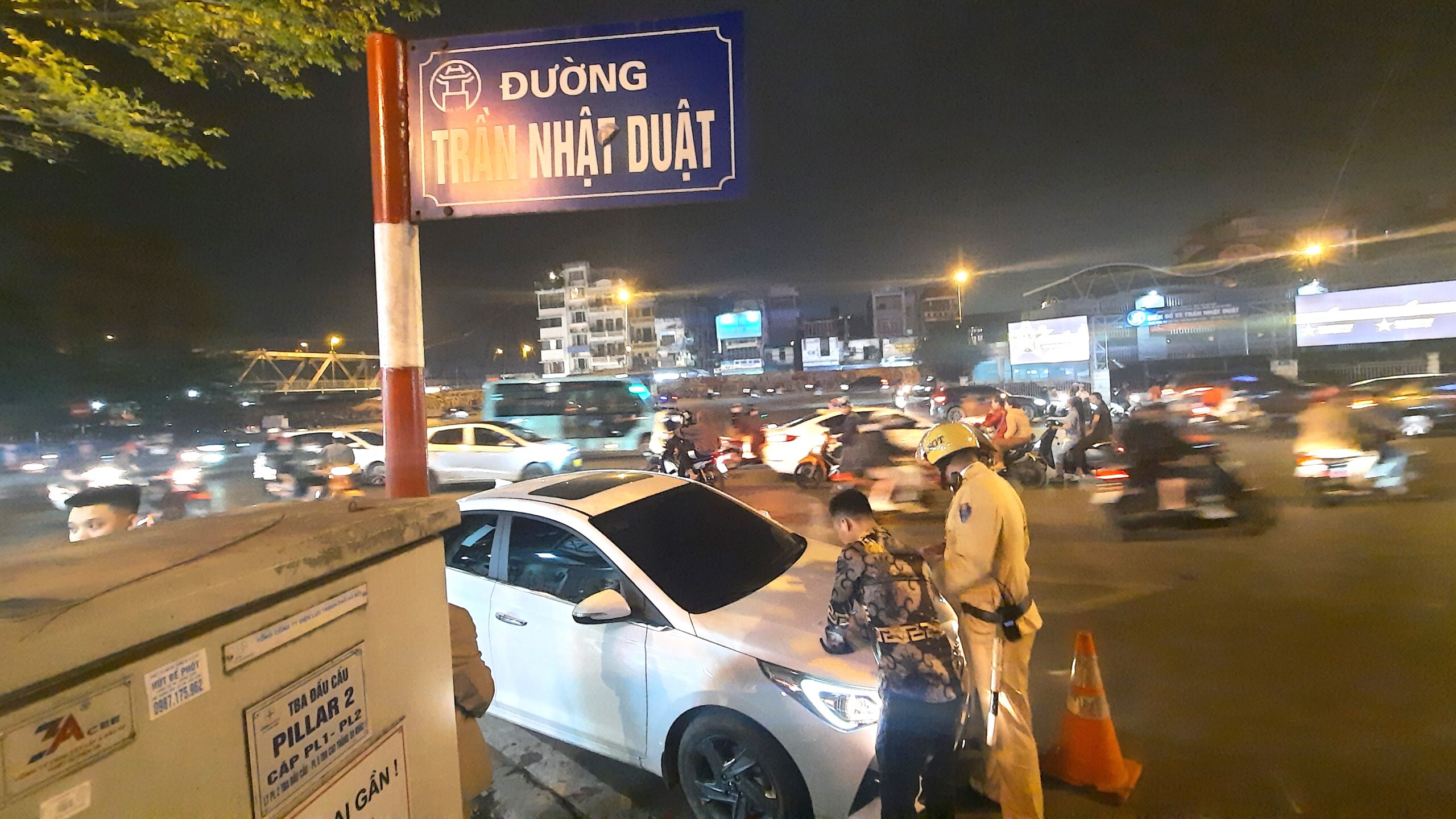 Cụ thể, khoảng 21h, Tổ c&ocirc;ng t&aacute;c ph&aacute;t hiện l&aacute;i xe t&ecirc;n H., điều khiển &ocirc; t&ocirc; BKS 89A-375.XX vi phạm nồng độ cồn ở mức 0,076 miligam/l&iacute;t kh&iacute; thở.
