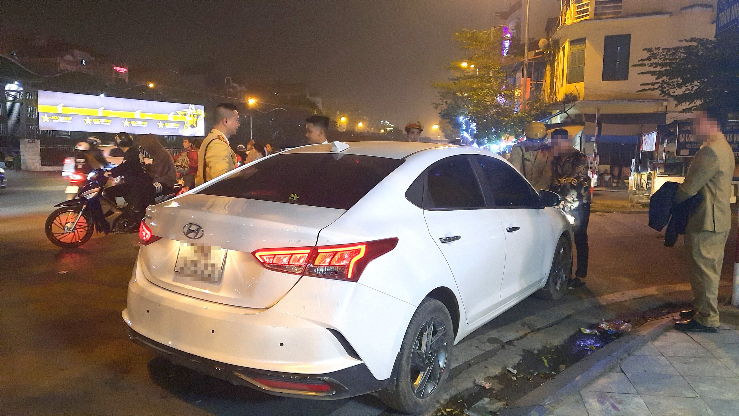 Mới "hơn 1 cốc bia dự sinh nhật bạn" như lời t&agrave;i xế H. n&oacute;i, th&igrave; t&agrave;i xế n&agrave;y vẫn bị phạt từ 6-8 triệu v&agrave; tước GPLX từ 10 đến 12 th&aacute;ng v&agrave; bị tạm giữ phương tiện.