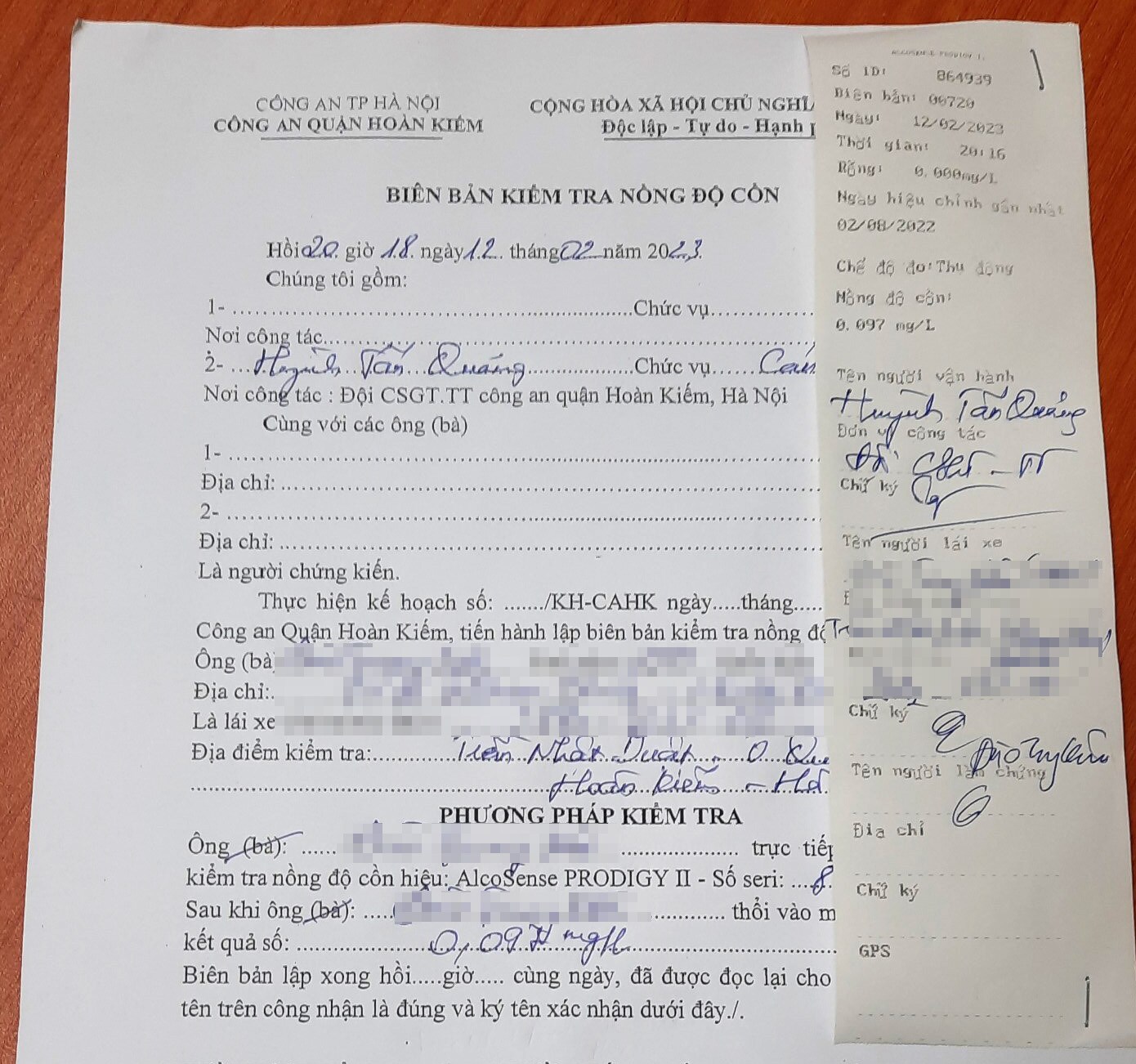 Kết quả kiểm tra cho thấy, nam t&agrave;i xế t&ecirc;n Đ.T.K. đ&atilde; vi phạm nồng độ cồn ở mức 0,097 miligam/l&iacute;t kh&iacute; thở.