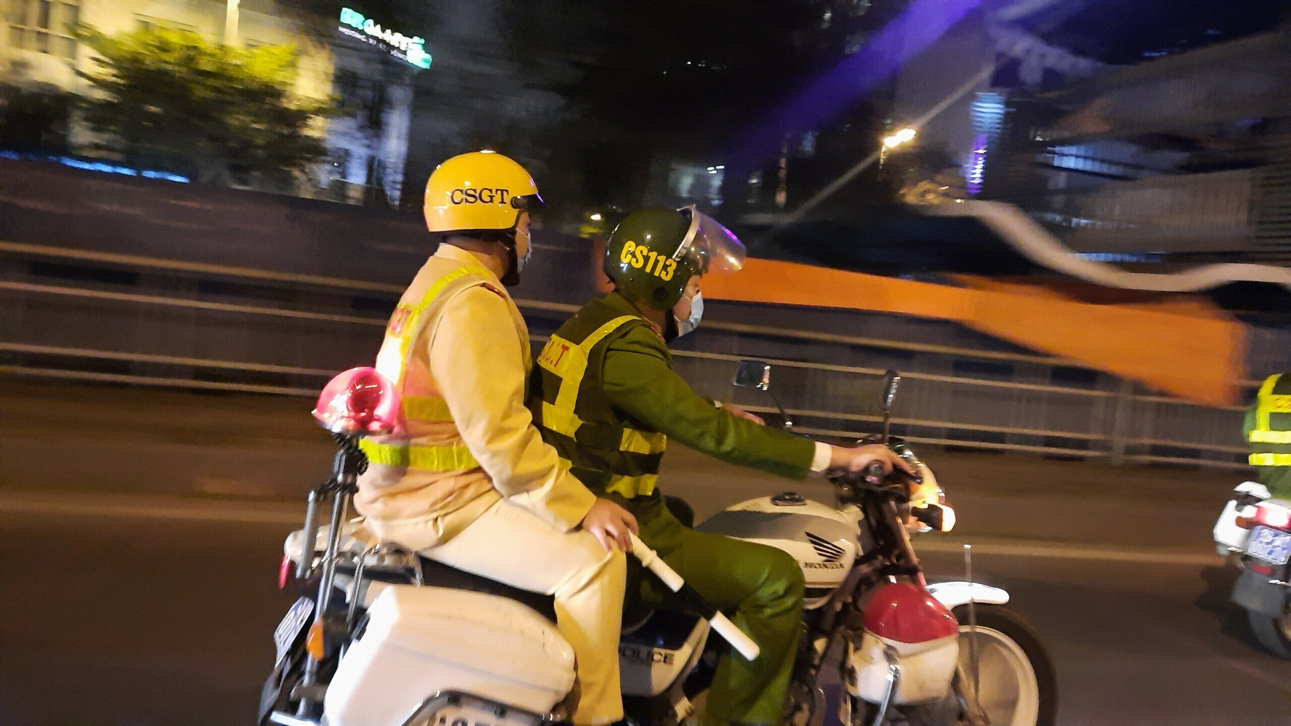 Khoảng 20h30 c&ugrave;ng ng&agrave;y, Tổ c&ocirc;ng t&aacute;c ph&aacute;t hiện một nam thanh ni&ecirc;n đi xe m&aacute;y tr&ecirc;n đường Trần Nhật Duật c&oacute; biểu hiện nghi vấn n&ecirc;n đ&atilde; ra hiệu lệnh dừng xe kiểm tra nồng độ cồn t&agrave;i xế.