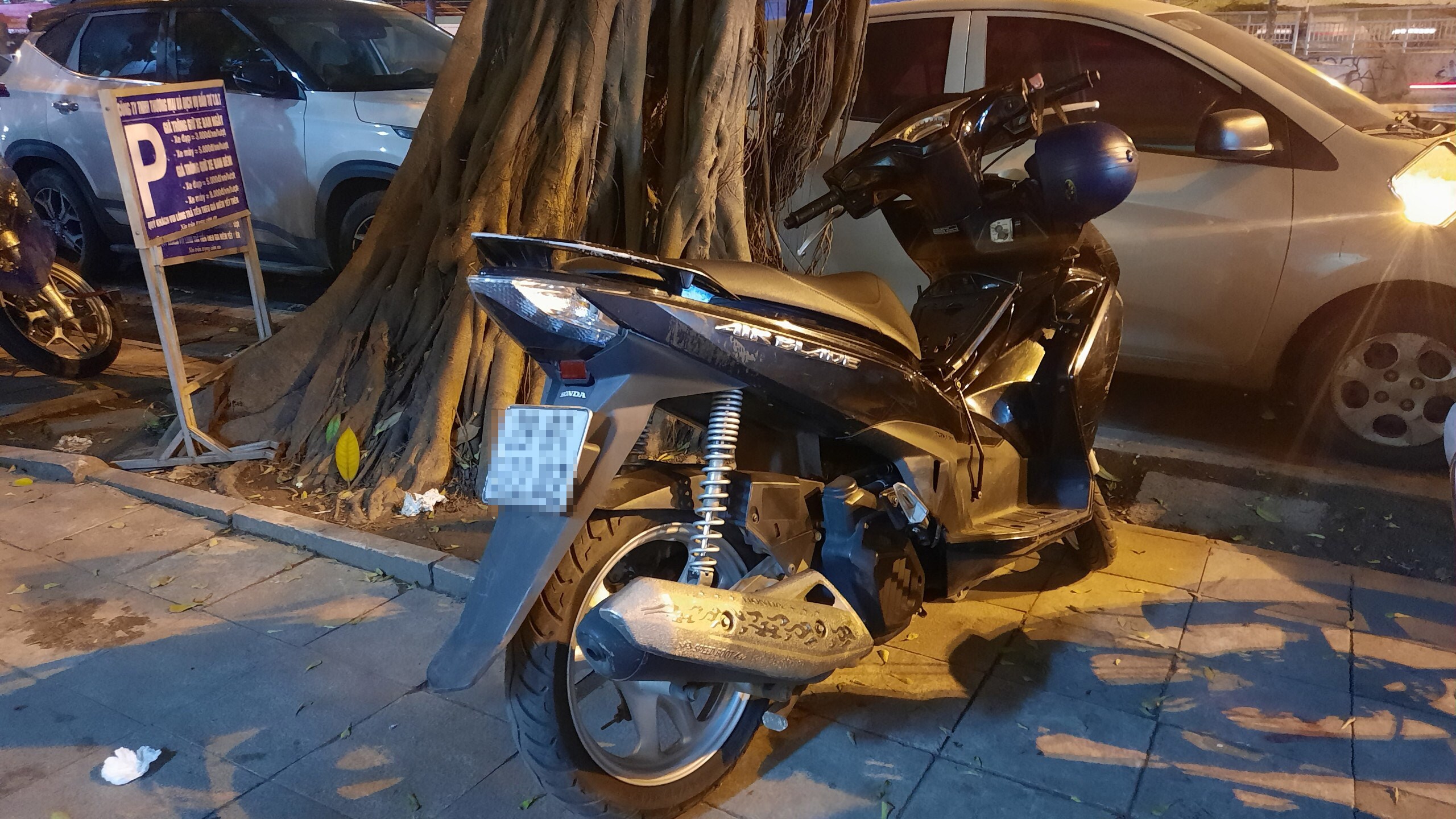 Với vi phạm n&agrave;y, t&agrave;i xế xe m&aacute;y bị phạt tiền từ 2 - 3 triệu đồng v&agrave; tước GPLX từ 10 - 12 th&aacute;ng, tạm giữ phương tiện.