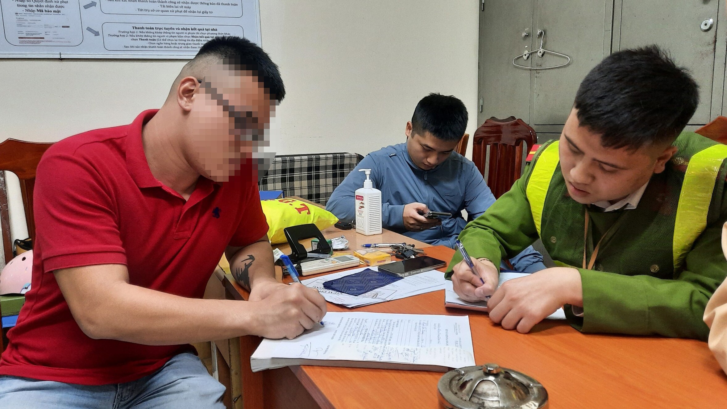 Sau khi th&ocirc;ng b&aacute;o kết quả đo nồng độ cồn v&agrave; Tổ c&ocirc;ng t&aacute;c tiến h&agrave;nh lập bi&ecirc;n bản th&igrave; t&agrave;i xế xe m&aacute;y c&oacute; nồng độ cồn mức "khủng" n&agrave;y đ&atilde; ngỏ &yacute; được "giải quyết nhanh".