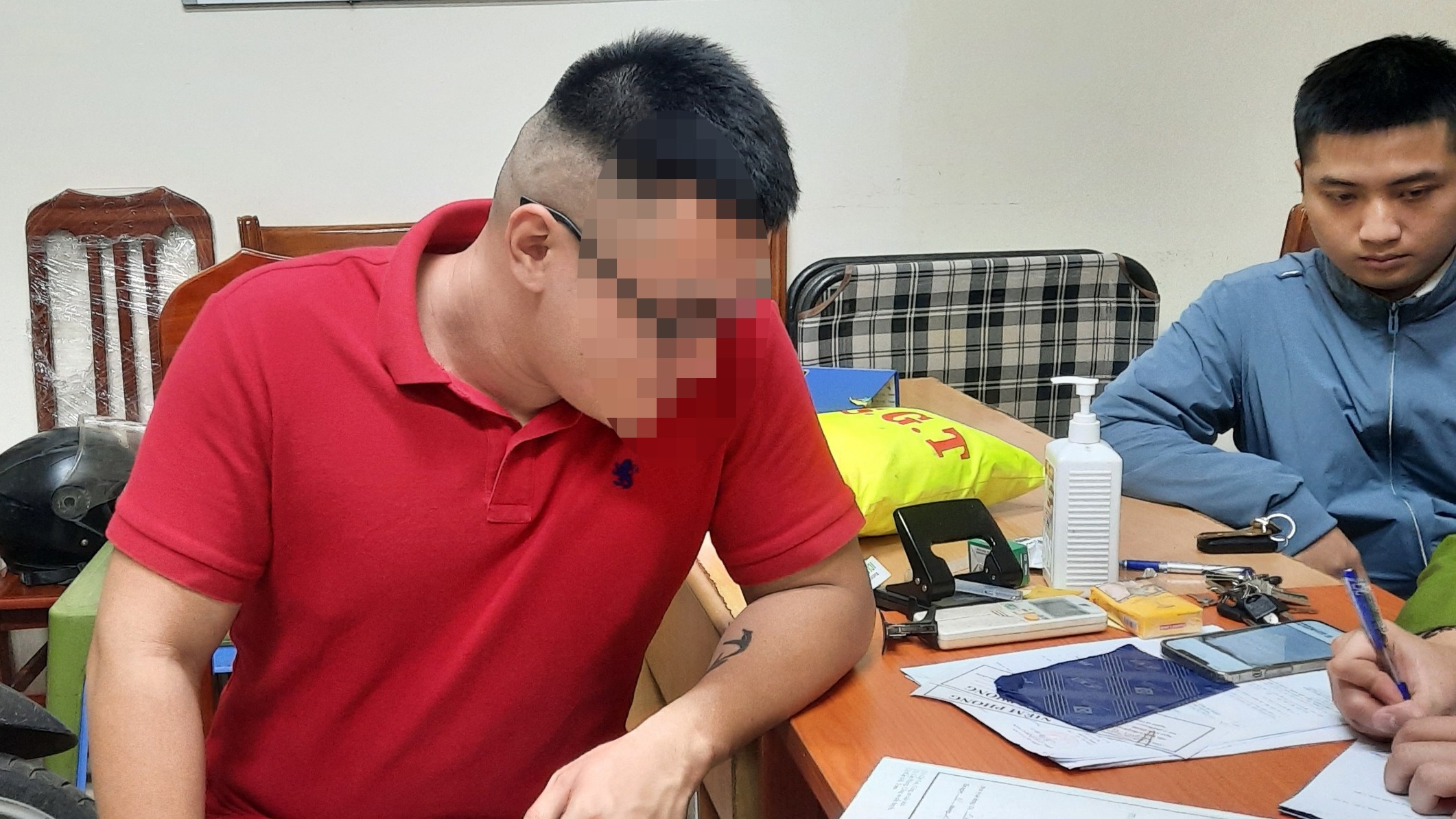 "Em nộp tiền cho c&aacute;c anh th&igrave; c&aacute;c anh c&oacute; thể hủy bi&ecirc;n bản n&agrave;y được kh&ocirc;ng. Em c&oacute; mỗi c&aacute;i xe n&agrave;y mai c&ograve;n phải đi l&agrave;m, mong c&aacute;c anh tạo điều kiện giải quyết nhanh", anh K. "mặc cả" với Tổ c&ocirc;ng t&aacute;c.