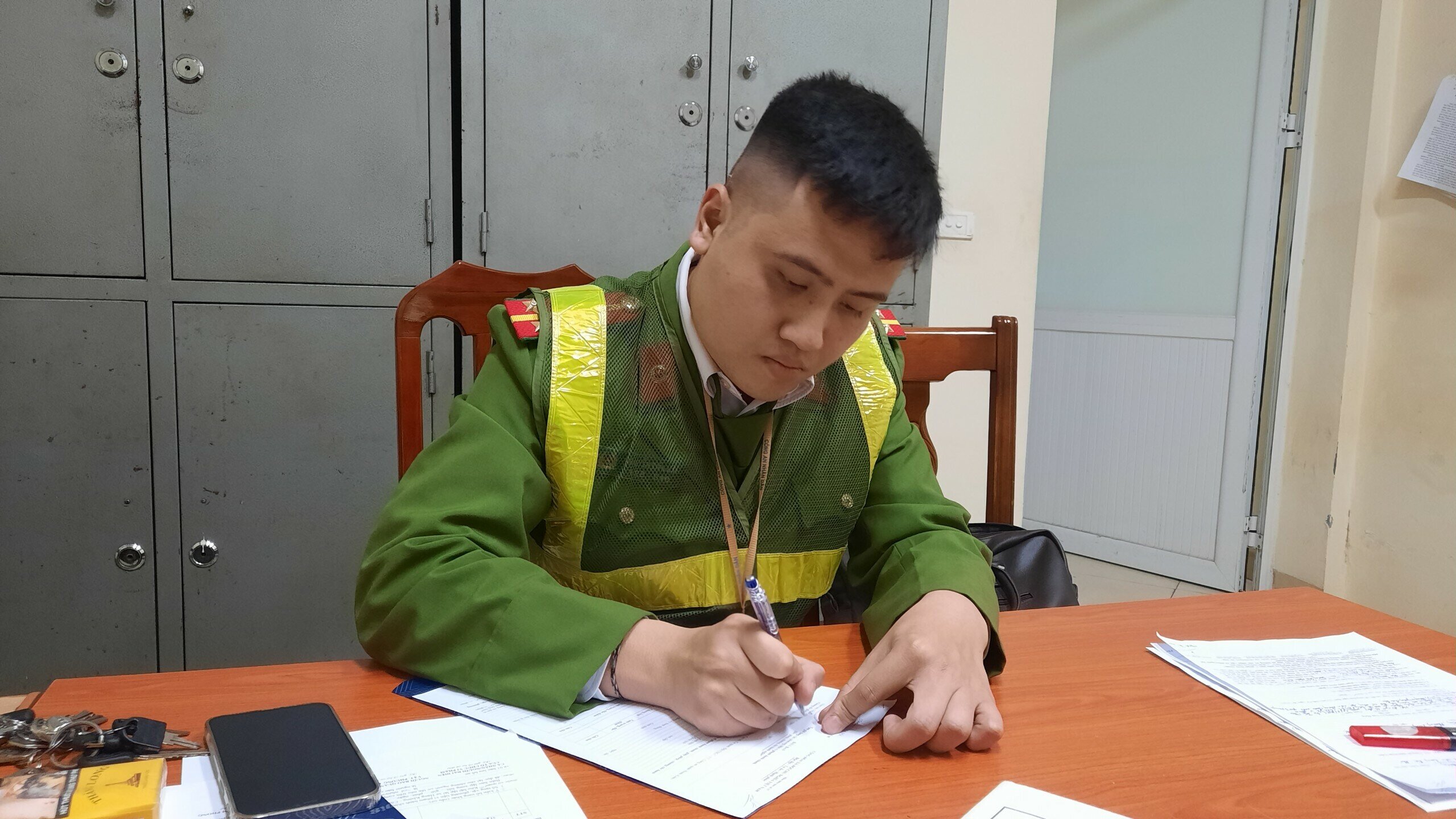 Trước đề nghị kh&ocirc;ng ch&iacute;nh đ&aacute;ng v&agrave; kh&ocirc;ng đ&uacute;ng quy định ph&aacute;p luật n&agrave;y, Tổ c&ocirc;ng t&aacute;c đ&atilde; lập tức từ chối v&agrave; xử l&yacute; đ&uacute;ng quy định của ph&aacute;p luật.