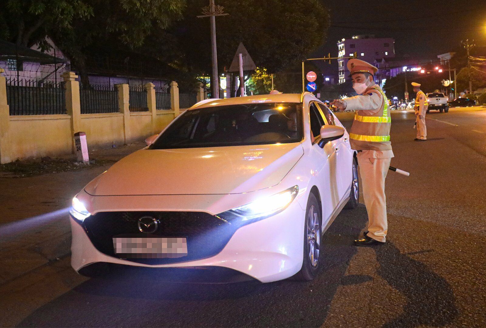 Tối 15/2, theo ch&acirc;n Tổ c&ocirc;ng t&aacute;c Đội CSGT số 15 (C&ocirc;ng an TP H&agrave; Nội) tại ng&atilde; tư Đa Ph&uacute;c, Thị trấn S&oacute;c Sơn (huyện S&oacute;c Sơn), PV ghi nhận một số người đi xe m&aacute;y vẫn vi phạm nồng độ cồn.