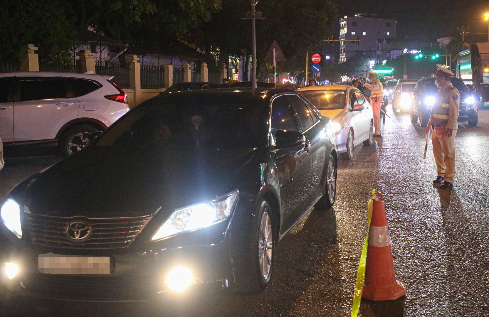 "Trước kia, kiểm tra v&agrave;i chục xe đ&atilde; ph&aacute;t hiện vi phạm th&igrave; thời điểm gần đ&acirc;y phải kiểm tra h&agrave;ng trăm xe &ocirc; t&ocirc; mới ph&aacute;t hiện l&aacute;i xe vi phạm nồng độ cồn. &Yacute; thức của người tham gia giao th&ocirc;ng, nhất l&agrave; người l&aacute;i &ocirc; t&ocirc; về chuyện rượu bia đ&atilde; kh&aacute;c trước nhiều", Thiếu t&aacute; Ng&ocirc; Tuấn Nam cho hay.