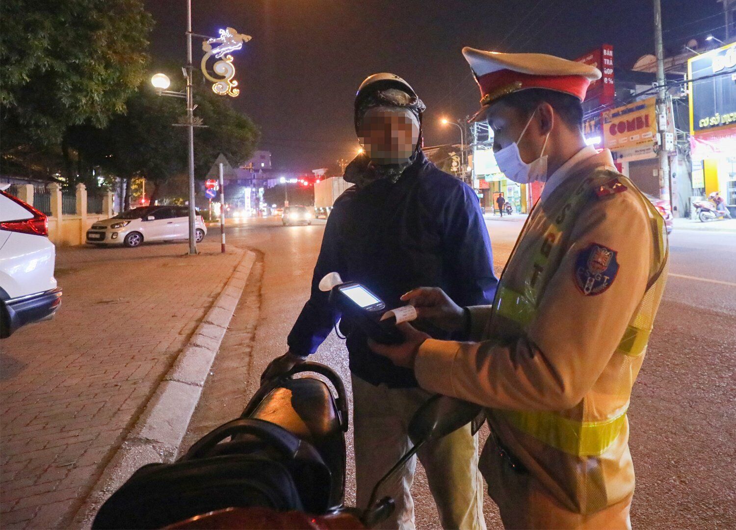 Cụ thể, khoảng 20h, Tổ c&ocirc;ng t&aacute;c ph&aacute;t hiện t&agrave;i xế T. điều khiển xe m&aacute;y BKS 98K9-93.XX vi phạm nồng độ cồn ở mức 0,193 miligam/l&iacute;t kh&iacute; thở.