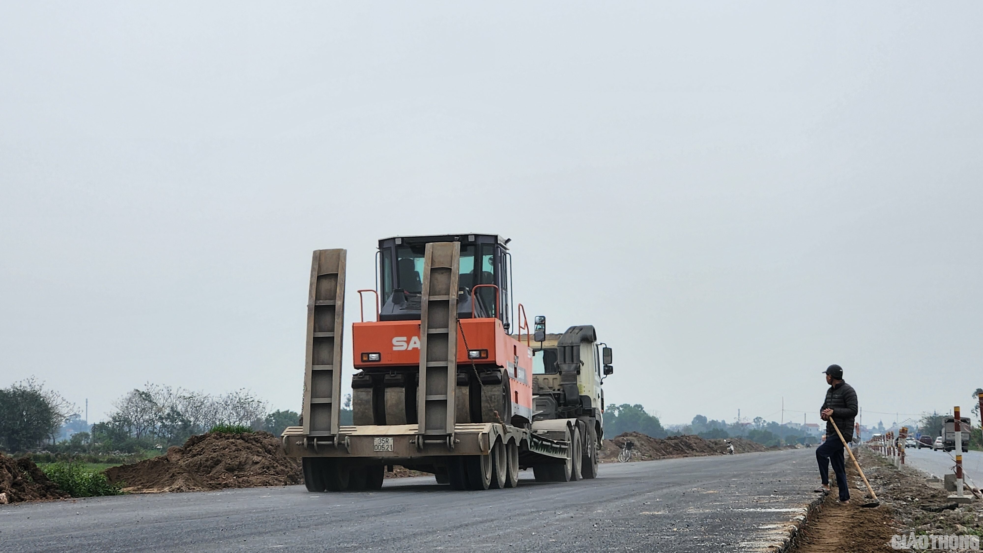 Thiết bị kh&ocirc;ng ngừng được bổ sung, đưa tới c&ocirc;ng trường.
