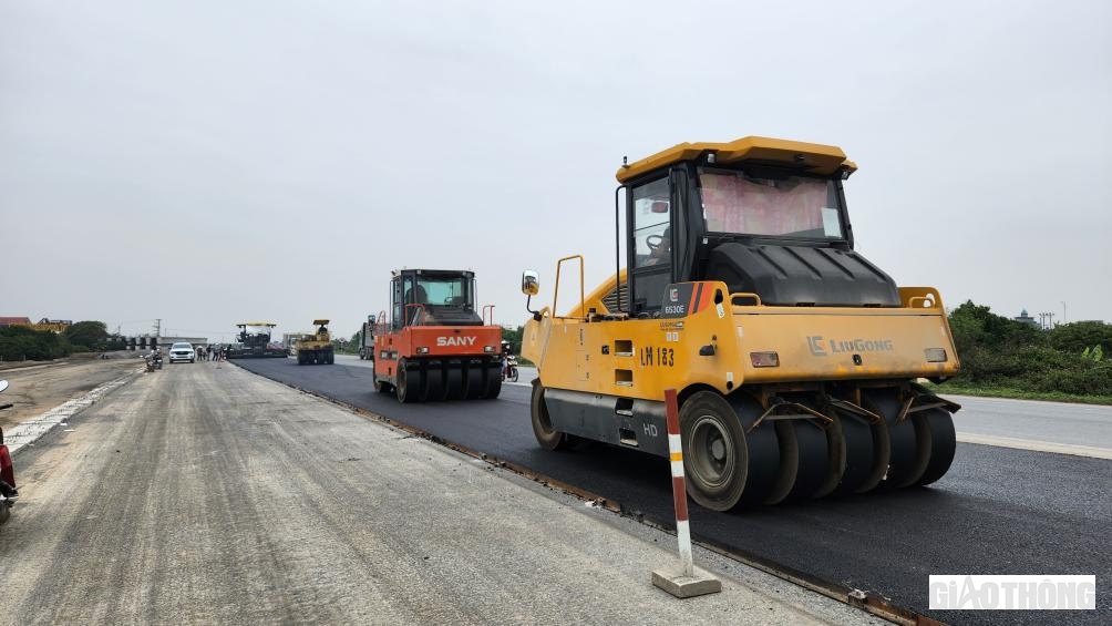 Trong giai đoạn n&agrave;y, nh&agrave; thầu bổ sung th&ecirc;m 1 gi&agrave;n thảm b&ecirc; t&ocirc;ng nhựa, một gi&agrave;n thi c&ocirc;ng dải cấp phối đ&aacute; dăm v&agrave; hệ thống m&aacute;y c&agrave;o b&oacute;c, với hơn 20 kỹ sư, l&aacute;i m&aacute;y.
