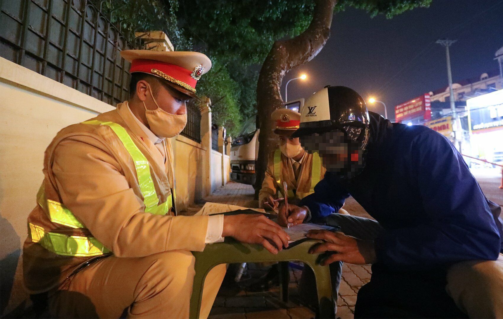 Khi CSGT th&ocirc;ng b&aacute;o kết quả vi phạm, anh T. ph&acirc;n trần: "M&igrave;nh vừa uống mấy lon bia c&ugrave;ng với đồng nghiệp. Thấy tỉnh t&aacute;o n&ecirc;n vẫn điều khiển xe m&aacute;y về nh&agrave;".