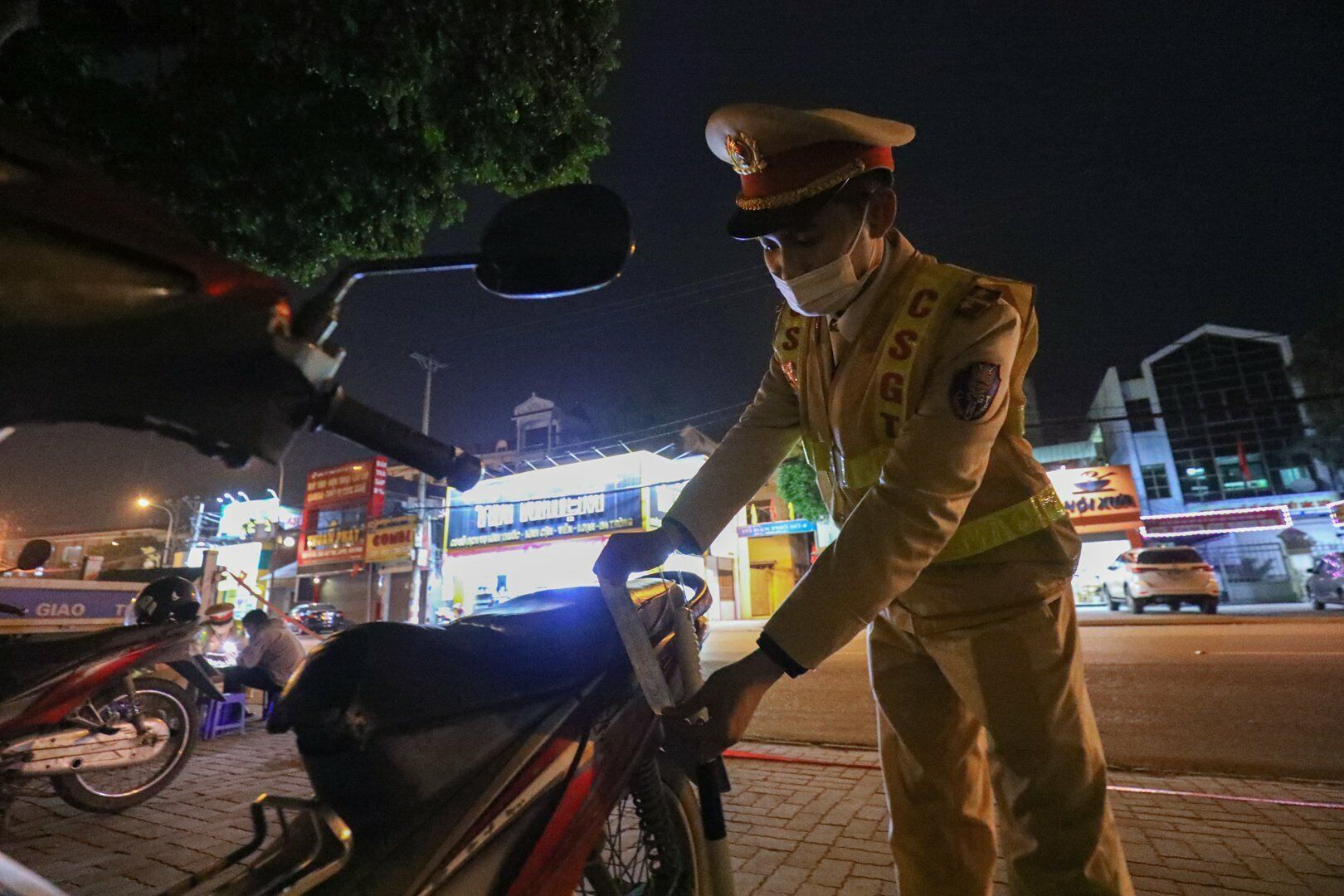 Với lỗi vi phạm n&agrave;y, anh T. sẽ bị phạt từ 2 - 3 triệu đồng v&agrave; tước GPLX từ 10 - 12 th&aacute;ng, tạm giữ phương tiện.