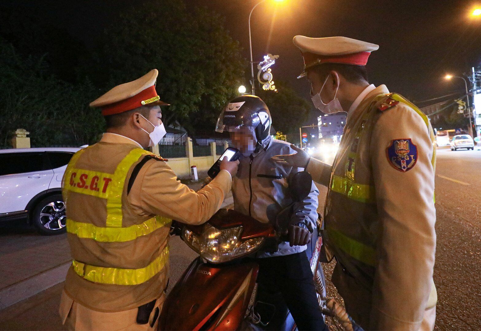 Khoảng 20h30&rsquo;, Tổ c&ocirc;ng t&aacute;c tiếp tục ph&aacute;t hiện t&agrave;i xế T.C.D. điều khiển xe m&aacute;y BKS 20X7-31XX vi phạm nồng độ cồn ở mức 0,426 miligam/l&iacute;t kh&iacute; thở (mức phạt vượt khung so với quy định xử phạt hiện h&agrave;nh).