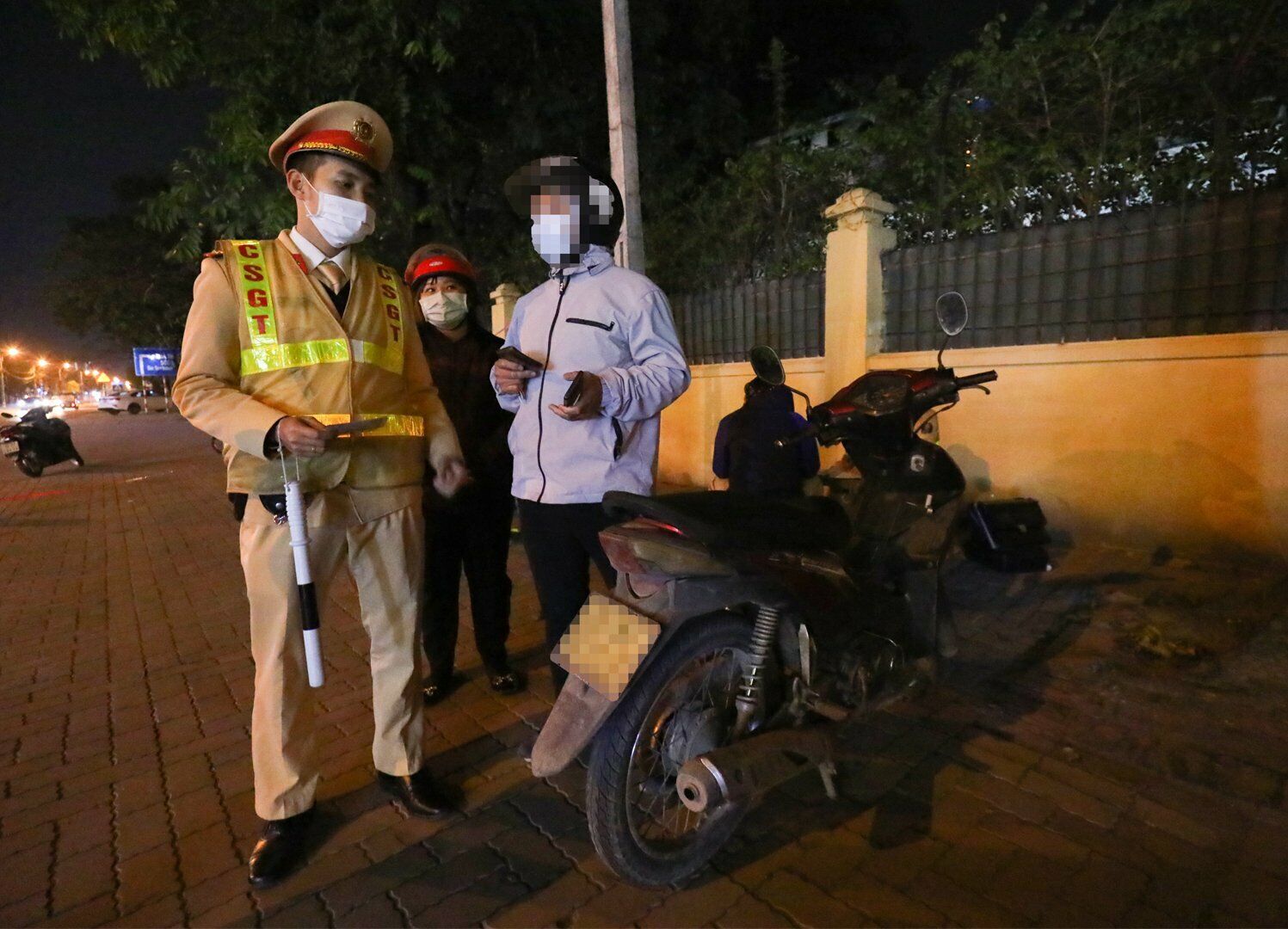 Khi Tổ c&ocirc;ng t&aacute;c th&ocirc;ng b&aacute;o kết quả vi phạm, t&agrave;i xế D. cho hay: "T&ocirc;i uống từ l&uacute;c trưa, tối nay c&oacute; việc đưa người nh&agrave; ra s&acirc;n bay, nghĩ rằng trong người m&igrave;nh kh&ocirc;ng c&ograve;n nồng độ cồn nữa n&ecirc;n mới đi xe m&aacute;y. T&ocirc;i cảm thấy vẫn c&oacute; thể đi xe tiếp".