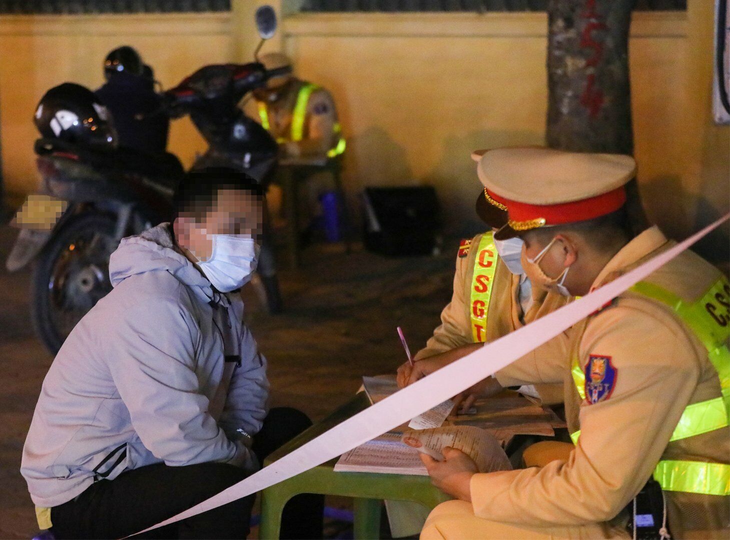 Tuy nhi&ecirc;n, PV B&aacute;o Giao th&ocirc;ng đứng cạnh người n&agrave;y th&igrave; cảm nhận m&ugrave;i rượu bia nồng nặc, d&aacute;ng vẻ đi lại lảo đảo.