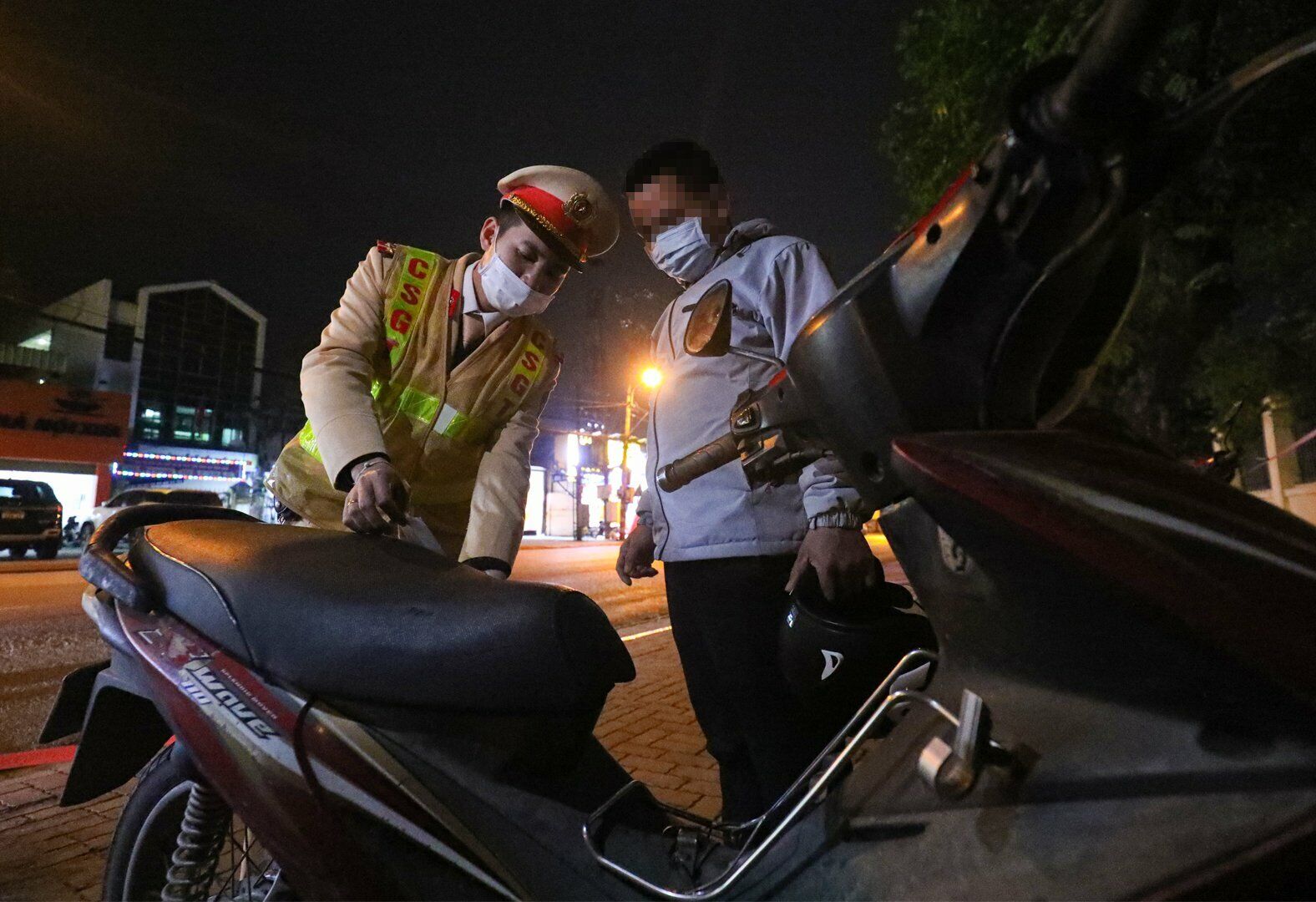 Với lỗi vi phạm n&agrave;y, t&agrave;i xế D. sẽ bị phạt từ 7 - 8 triệu đ&ocirc;ng, tước GPLX từ 22 - 24 th&aacute;ng v&agrave; tạm giữ phương tiện.