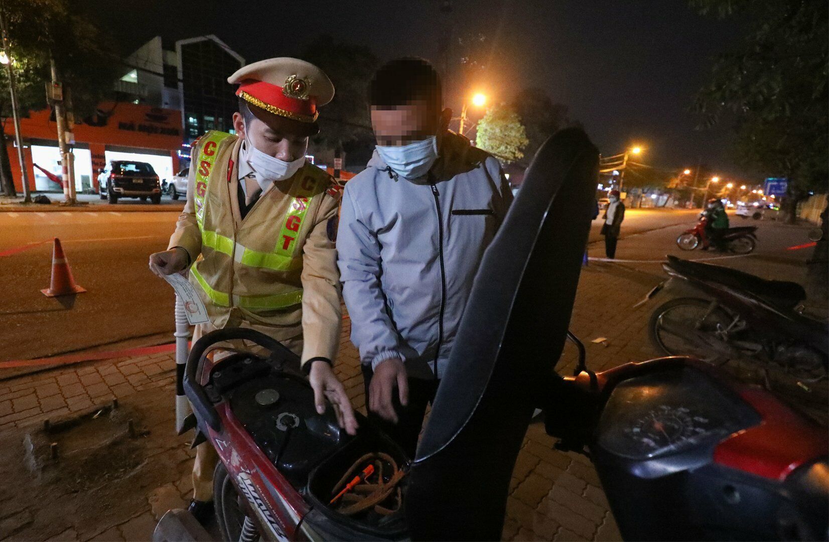 Sau khi biết th&ocirc;ng tin mức tiền bị phạt v&agrave; số thời gian tước GPLX, anh D. tỏ ra hối hận. "Từ nay t&ocirc;i sẽ r&uacute;t kinh nghiệm, đ&atilde; uống rượu bia th&igrave; kh&ocirc;ng l&aacute;i xe. Mức phạt n&agrave;y hơn cả 1 th&aacute;ng lương của t&ocirc;i rồi", anh D. n&oacute;i.