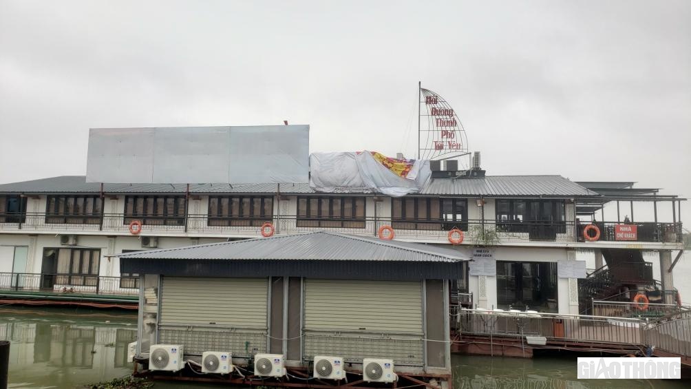 Vì vậy, việc chủ cảng là Công ty Cổ phần công trình giao thông Hải Dương cho Nhà hàng du thuyền – Thế giới thuỷ hải sản và kinh doanh ăn uống neo đậu là trái quy định và tiềm ẩn nguy cơ mất ATGT đường thuỷ.