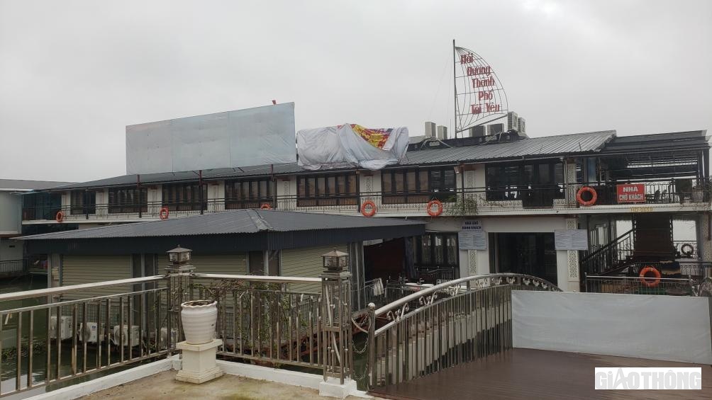 Nhà hàng du thuyền này được dựng bằng khung thép, kết cấu sàn ván, có cầu dẫn dài khoảng 3m được nối từ nền bê tông xuống nhà hàng. Tuy nhiên, thời điểm PV ghi nhận, tại cầu dẫn này đã được chặn lại bằng tấm dạng pano.