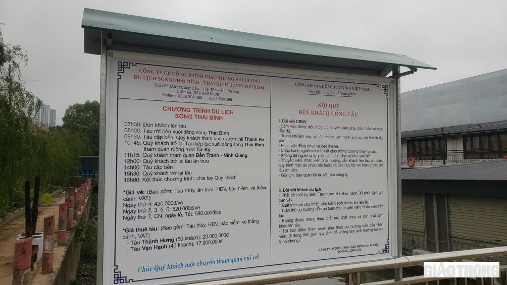 Tại lối lên xuống nhà hàng du thuyền có đặt biển về chương trình du lịch sông Thái Bình. Theo ông Phạm Văn Mai, Chủ tịch UBND phường Hải Tân, hiện nay chỉ có công văn đề nghị chấp thuận cho mở cầu cảng để đón trả khách nhưng chưa có quyết định công bố cảng Cống Câu là cảng hành khách.