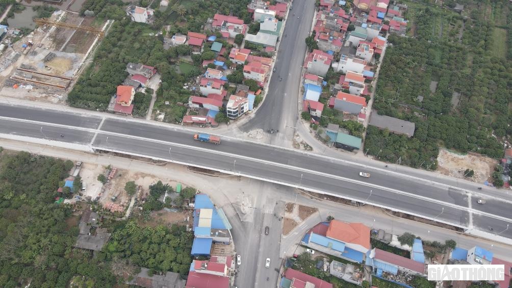 Cầu vượt n&uacute;t giao QL39 (Hưng Y&ecirc;n) đ&atilde; cơ bản ho&agrave;n th&agrave;nh v&agrave; được th&ocirc;ng xe - ch&iacute;nh thức x&oacute;a đi một điểm nghẽn giao th&ocirc;ng tr&ecirc;n tuyến.