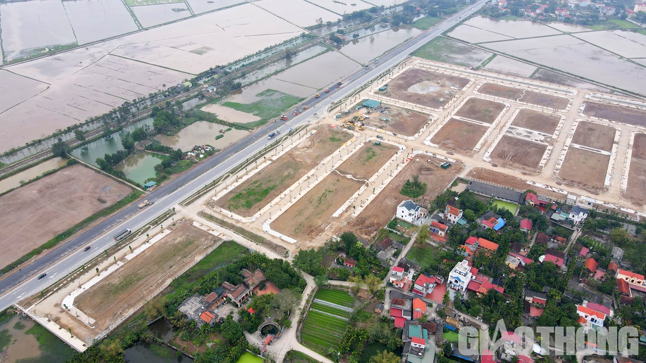 D&ugrave; dự &aacute;n đang trong giai đoạn nước r&uacute;t, nhưng đ&atilde; c&oacute; rất nhiều c&aacute;c khu đ&ocirc; thị mới, khu nh&agrave; xưởng được đầu tư x&acirc;y dựng nhằm đ&oacute;n đầu xu thế.