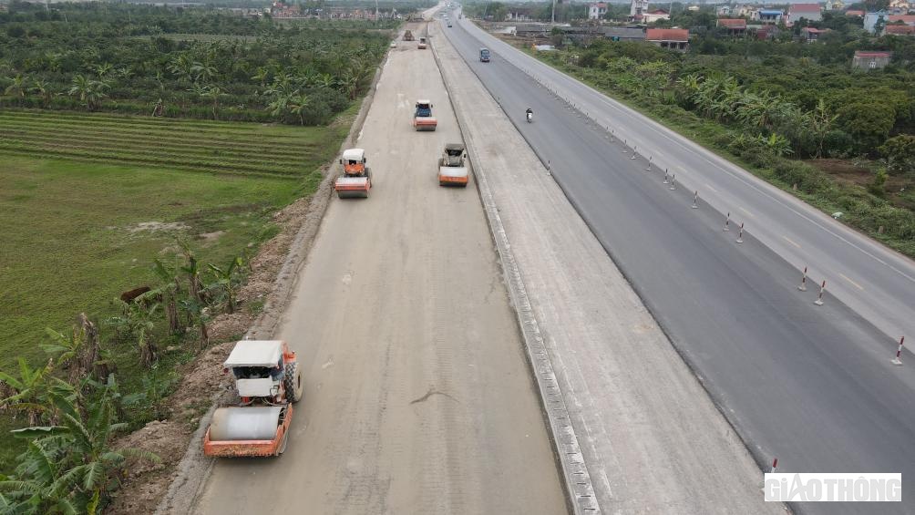 Dọc con đường d&agrave;i gần 40km qua 2 tỉnh, đ&acirc;u đ&acirc;u cũng bắt gặp kh&ocirc;ng kh&iacute; thi đua lao động một c&aacute;ch hăng say, với quết t&acirc;m r&uacute;t ngắn hơn nữa về tiến độ của nh&agrave; thầu.