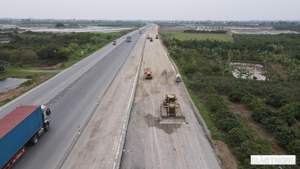 Ở ph&iacute;a Hưng Y&ecirc;n, kỹ sư Nguyễn Văn C&ocirc;ng - Chỉ huy trưởng Dự &aacute;n ph&iacute;a Hưng Y&ecirc;n (thuộc Doanh nghiệp Tư nh&acirc;n Xu&acirc;n Trường) cho biết: Ng&agrave;y 31/12, ch&uacute;ng t&ocirc;i đ&atilde; cho th&ocirc;ng xe tuyến ch&iacute;nh đường nối 2 cao tốc để người d&acirc;n đi lại. Hiện tại chỉ duy tr&igrave; 2 mũi thảm b&ecirc; t&ocirc;ng nhựa v&agrave; mũi l&agrave;m hệ thống an to&agrave;n giao th&ocirc;ng. Phấn đấu 30/3 sẽ ho&agrave;n thiện tuyến ch&iacute;nh. C&ograve;n dự &aacute;n đường gom sẽ ho&agrave;n th&agrave;nh trước th&aacute;ng 12/2023.