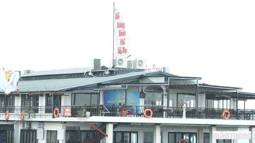 Cũng theo tìm hiểu của PV, chủ phương tiện là Nguyễn Quốc Tuấn, trú tại huyện Tứ Kỳ (Hải Dương). Nhà hàng có chiều dài lớn nhất 42,6m; chiều rộng lớn nhất là 18m và trọng tải toàn phần, số lượng người được phép chở, sức kéo, đẩy là: 250 người/TTTP: 124 tấn.