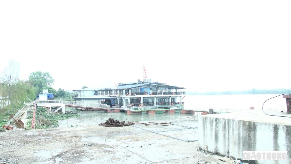 Trong cảng Cống Câu (TP Hải Dương) hiện có 2 khu vực, gồm khu vực cảng dành cho việc bốc xếp hàng hoá, khu còn lại đang neo đậu Nhà hàng du thuyền Thế giới thuỷ hải sản rộng hàng trăm m2 có sức chứa lên đến khoảng 250 người.