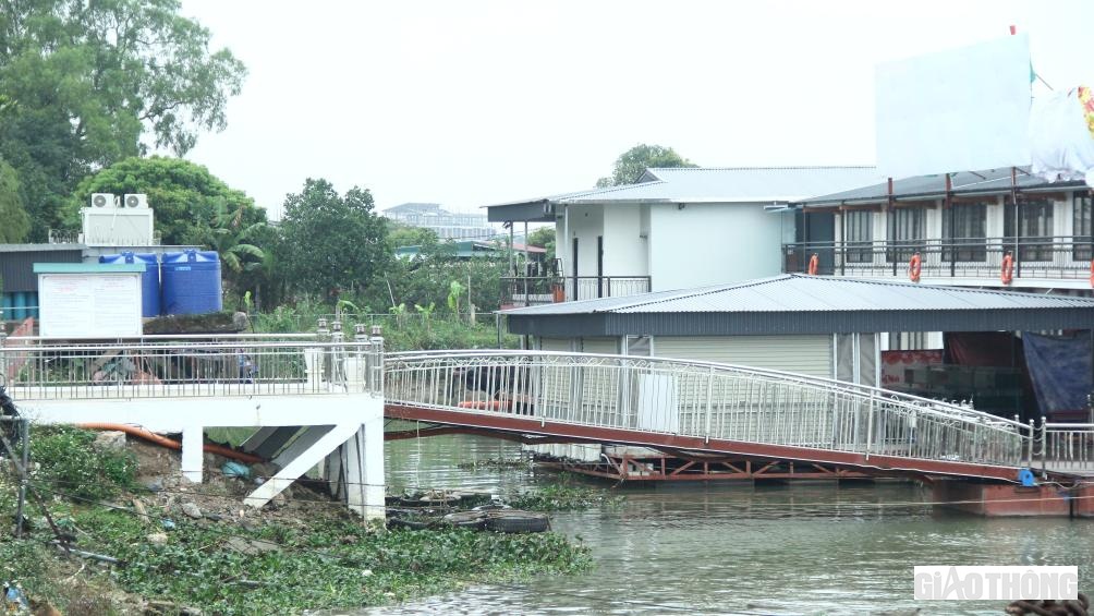 "Thời gian qua, nhà hàng nổi được sử dụng cho hoạt động kinh doanh dịch vụ ăn uống này đã được đưa vào hoạt động để phục vụ thực khách”, anh Tuấn, trú tại TP Hải Dương cho biết.