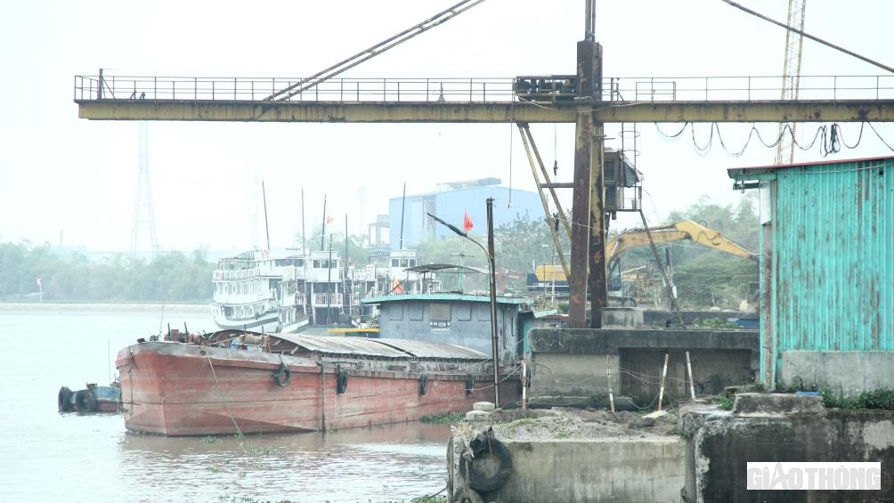 Theo Sở GTVT Hải Dương, mặc dù vẫn là cảng hàng hoá, tuy nhiên cảng Cống Câu đã đón khách là trái quy định tại khoản 3 Điều 14 Nghị định 08/2021/NĐ-CP ngày 28/01/2021 của Chính phủ quy định về quản lý hoạt động đường thủy nội địa (trong ảnh là đoàn tàu du lịch đậu đỗ tại khu vực cảng).