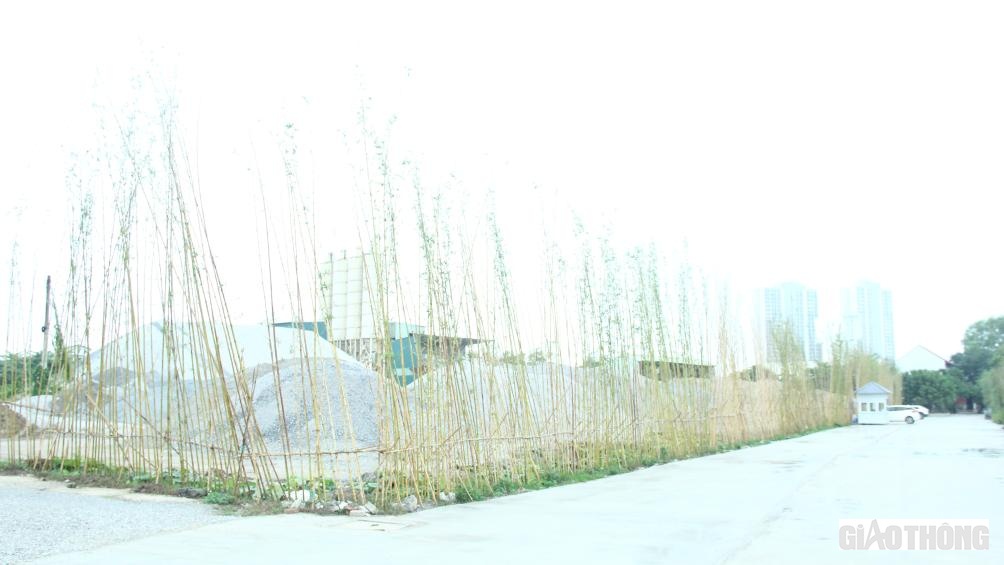 Ngoài ra, ở gần khu vực cảng Cống Câu là bãi tập kết vật liệu đã hết hạn cấp phép nhưng vẫn hoạt động.