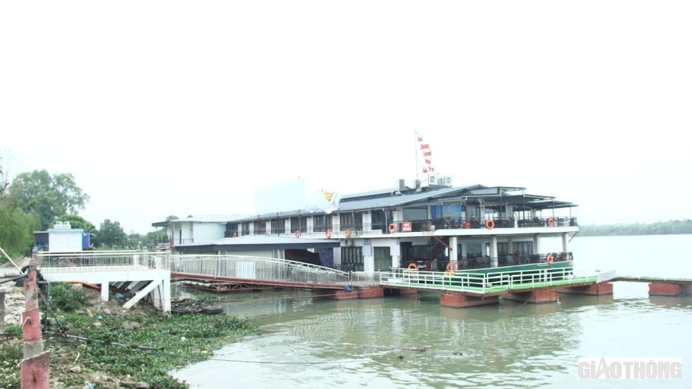 Khi PV đề cập đến việc xử lý nhà hàng nổi, vị Chủ tịch UBND phường Hải Tân cho biết, các cơ quan chức năng đã thống nhất yêu cầu dừng hoạt động của nhà hàng nổi. "UBND TP Hải Dương cũng thành lập đoàn liên ngành của TP, phối hợp với phường Hải Tân để lập biên bản và yêu cầu tạm dừng hoạt động đối với nhà hàng nổi", ông Mai cho hay.